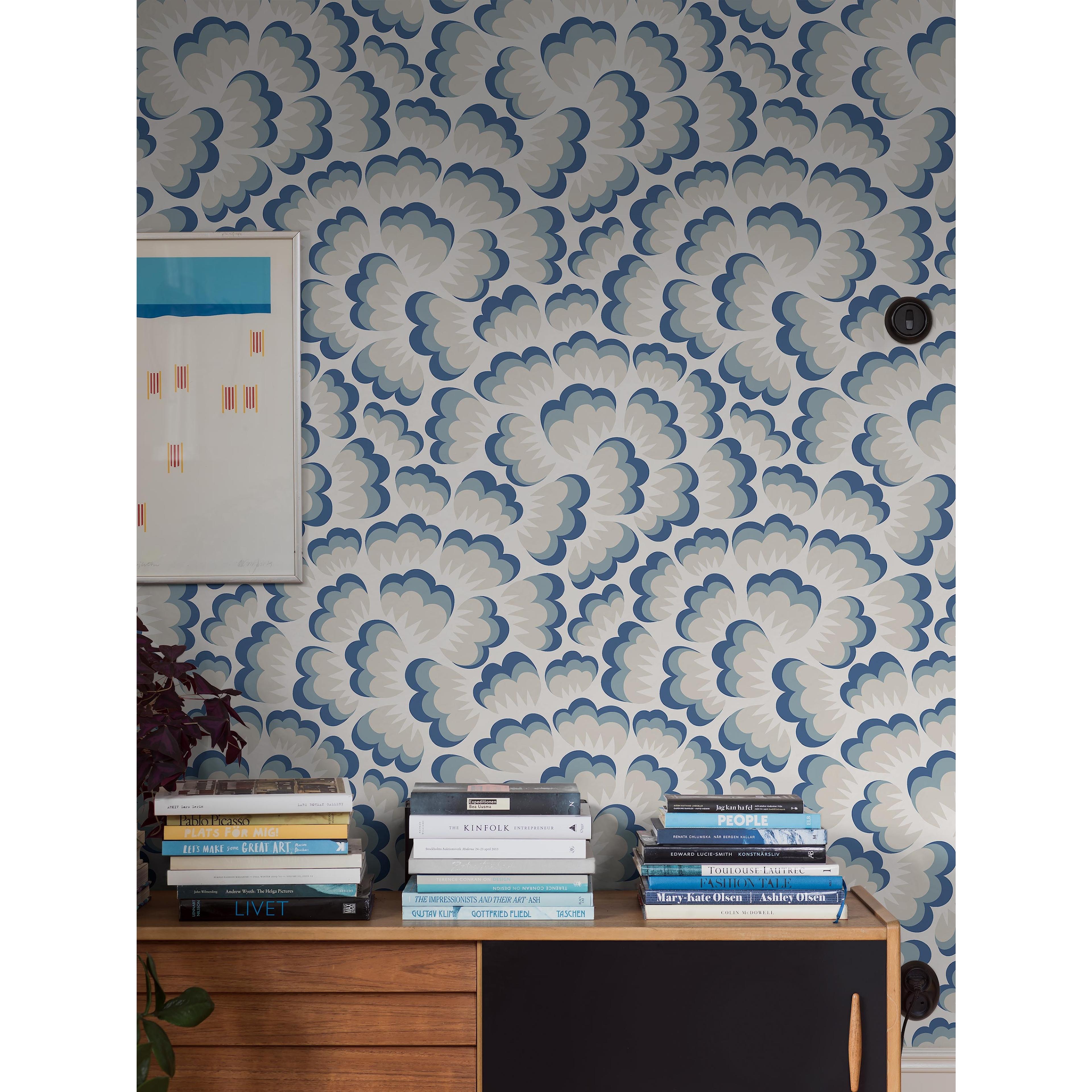 Hanna Werning Bom Bom vit, tapet tapet med blommigt, grafiskt mönster i vit och blå. Från kollektionen swedish designers. Nonwoven-material med rak passning.
