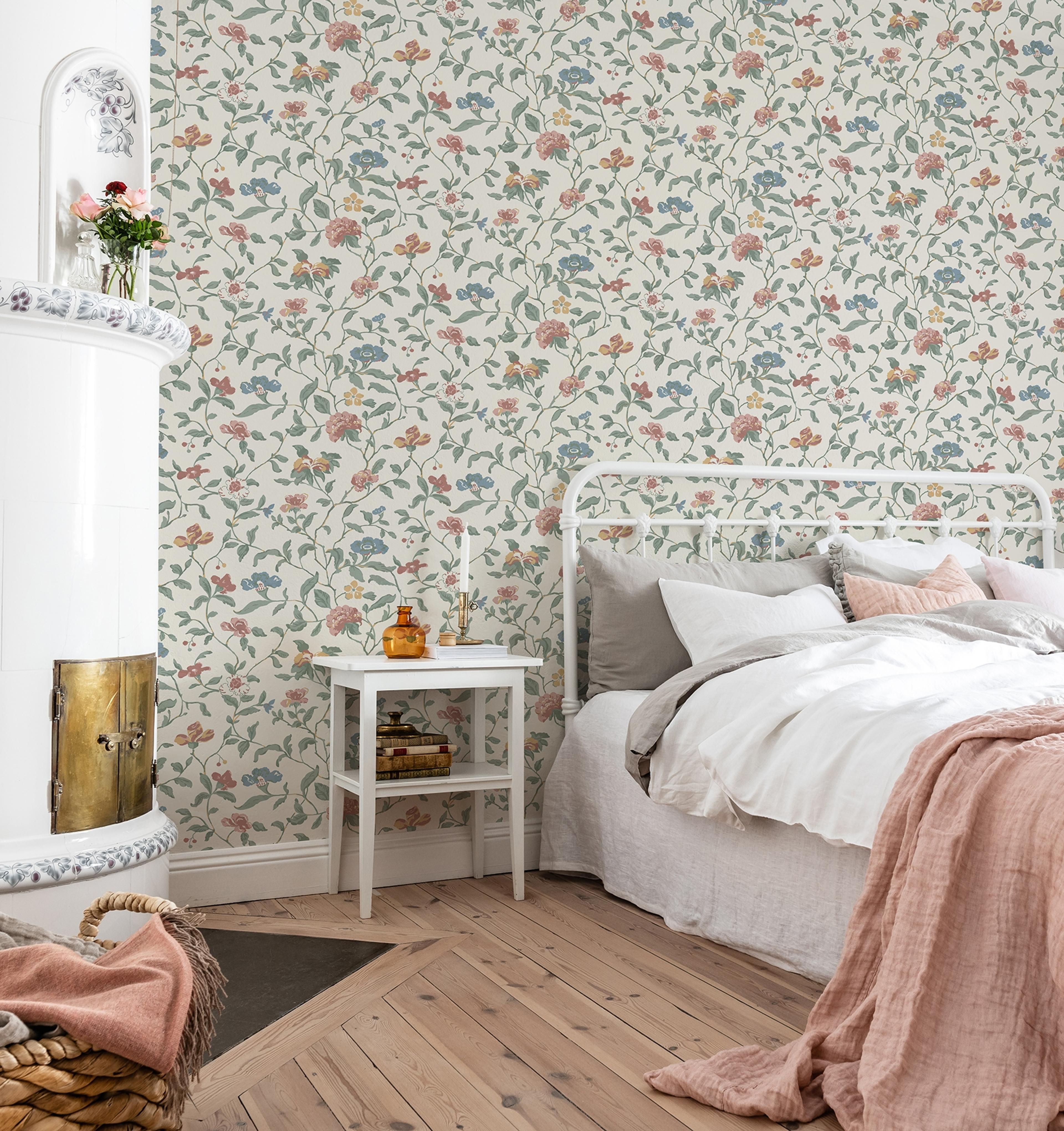 Svindersviken, Multi tapet från duro med blommigt mönster i vit. Från kollektionen Gammalsvenska QuickUp. Nonwoven-material med förskjuten passning.