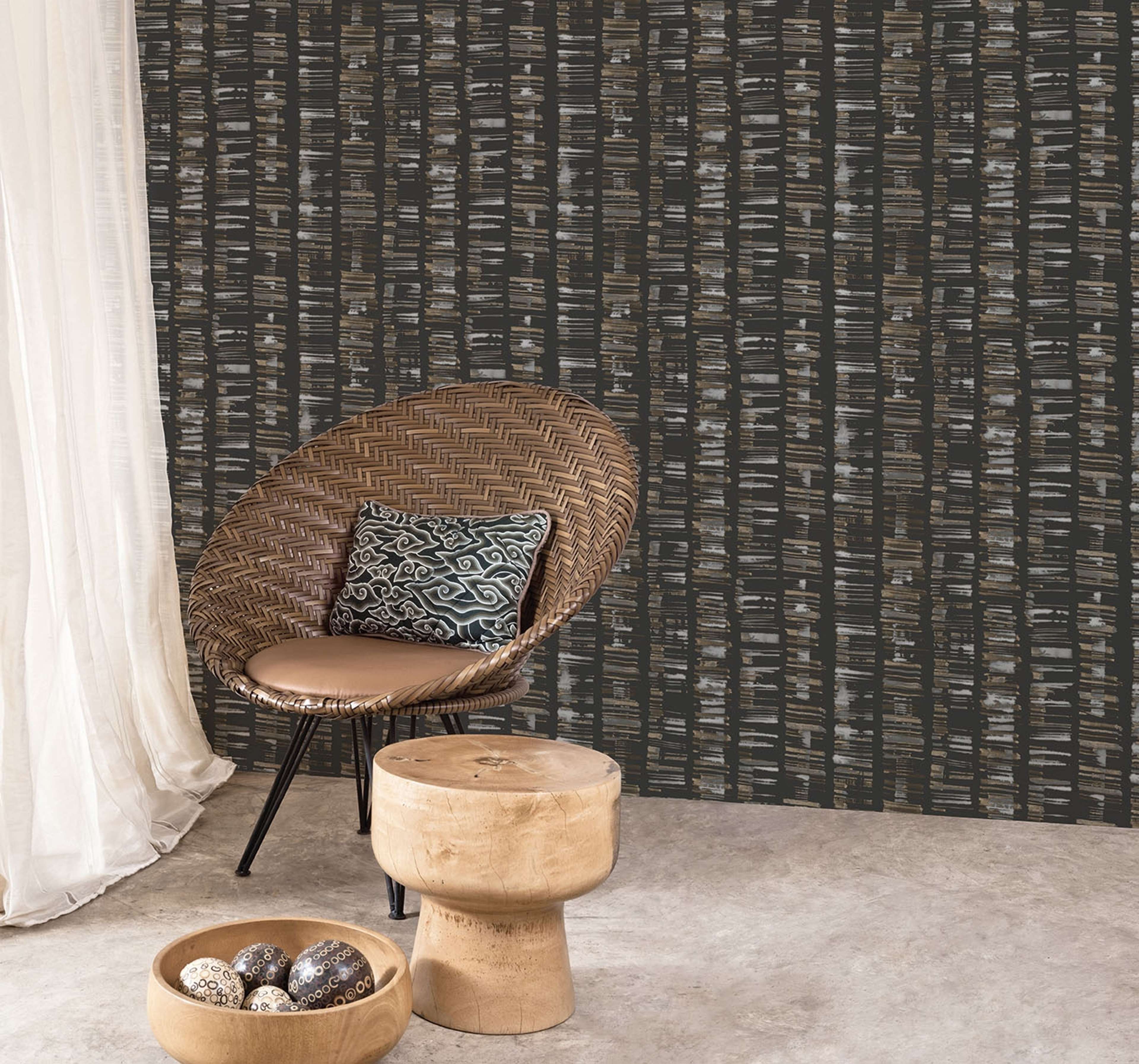 Aztec tapet i brun tapet med grafiskt mönster i brun. Från kollektionen bazaar. Nonwoven-material med förskjuten passning. Passar i vardagsrum och matsal.