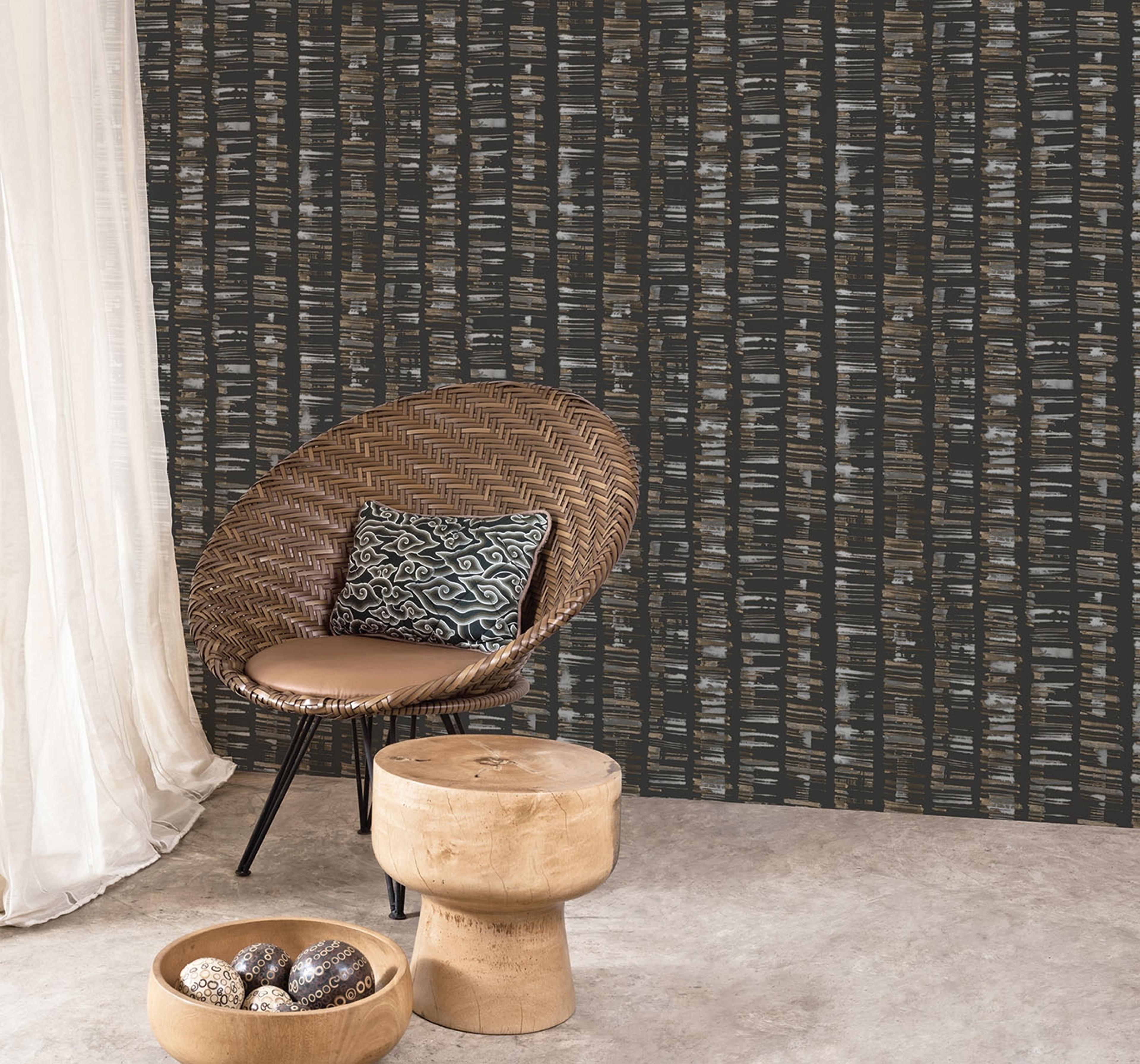 Aztec tapet i brun tapet med grafiskt mönster i brun. Från kollektionen bazaar. Nonwoven-material med förskjuten passning. Passar i vardagsrum och matsal.