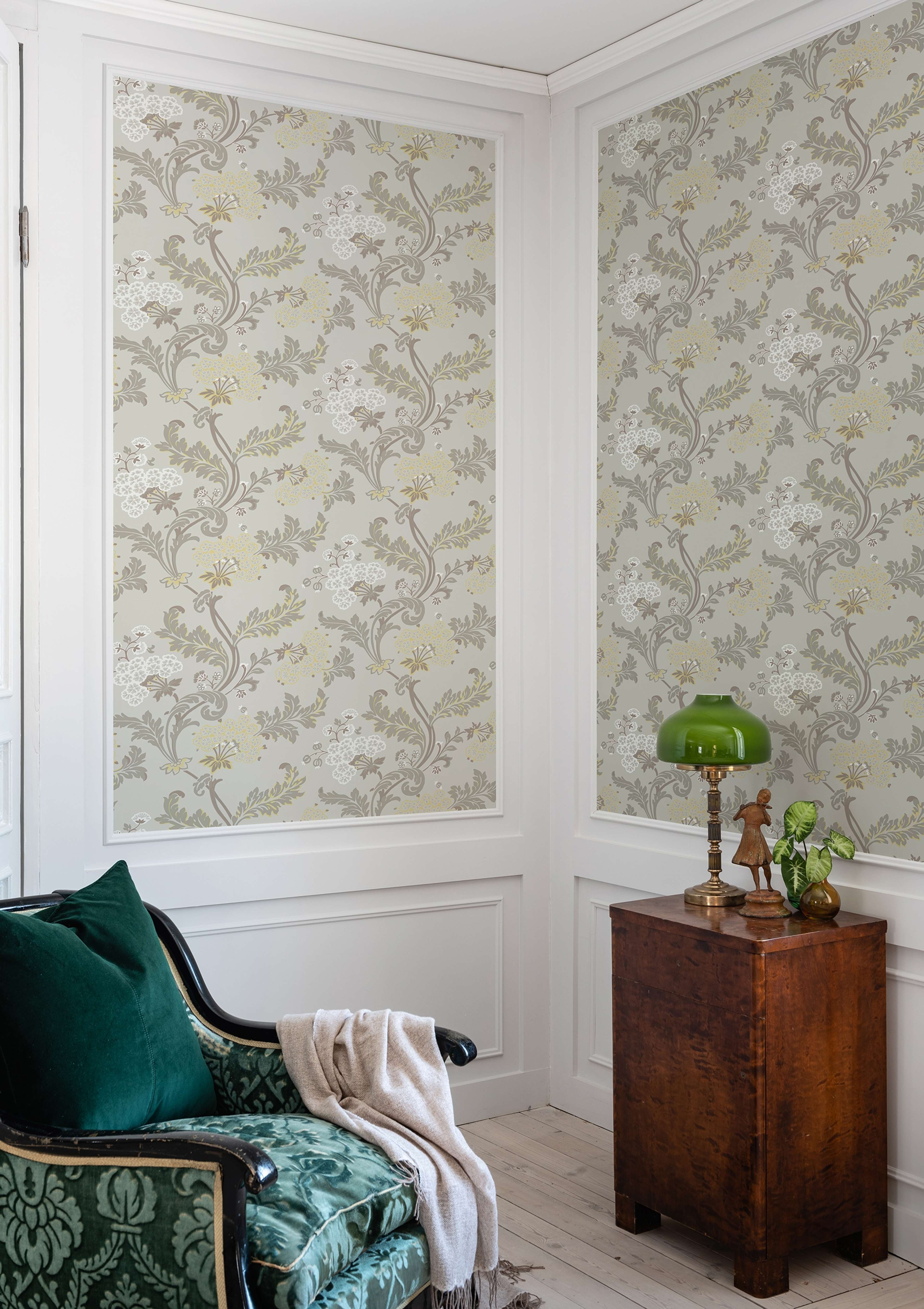 Lydias gård, Beige tapet från duro med botaniskt mönster i beige. Från kollektionen Gammalsvenska QuickUp. Nonwoven-material med förskjuten passning. City-stil.