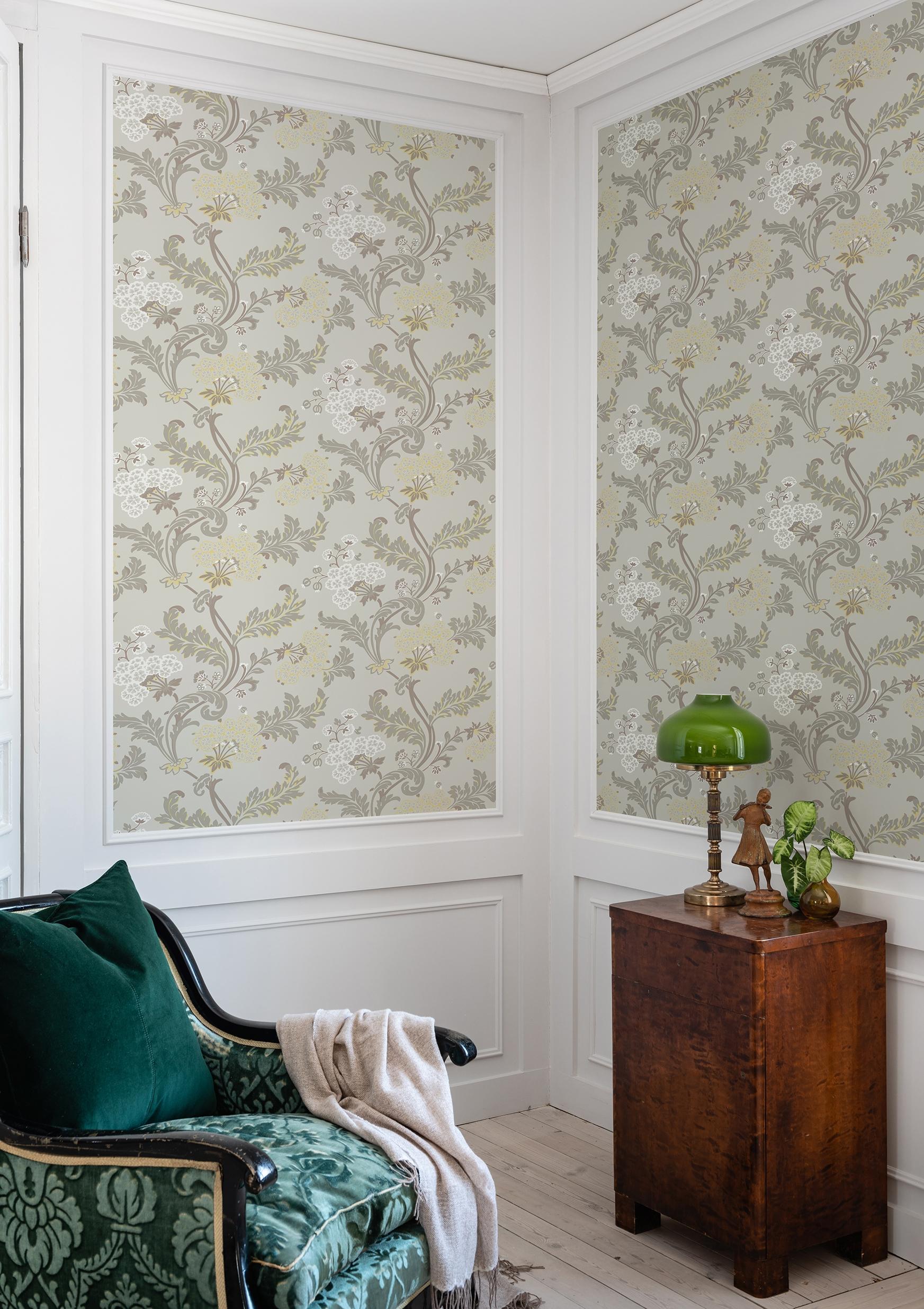 Lydias gård, Beige tapet från duro med botaniskt mönster i beige. Från kollektionen Gammalsvenska QuickUp. Nonwoven-material med förskjuten passning. City-stil.