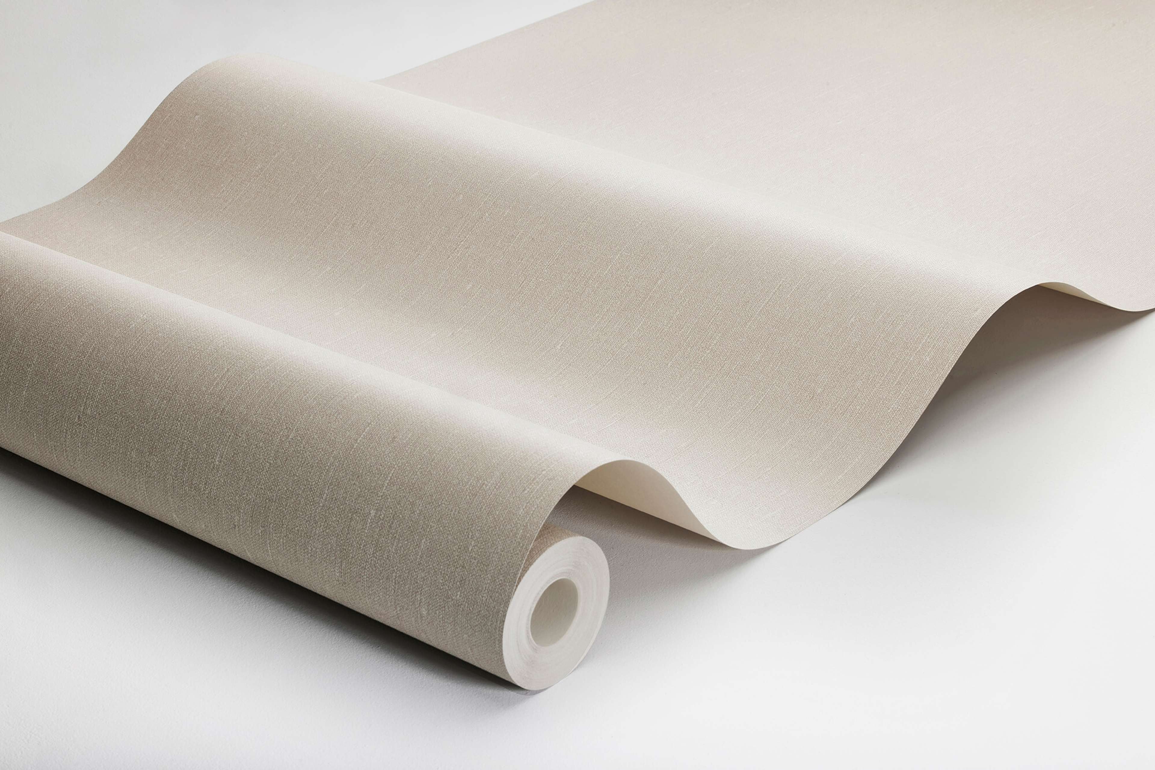 Linen Beige tapet med enfargat, textilimitation mönster i beige. Från kollektionen Linen. Nonwoven-material. Passar i vardagsrum och matsal.