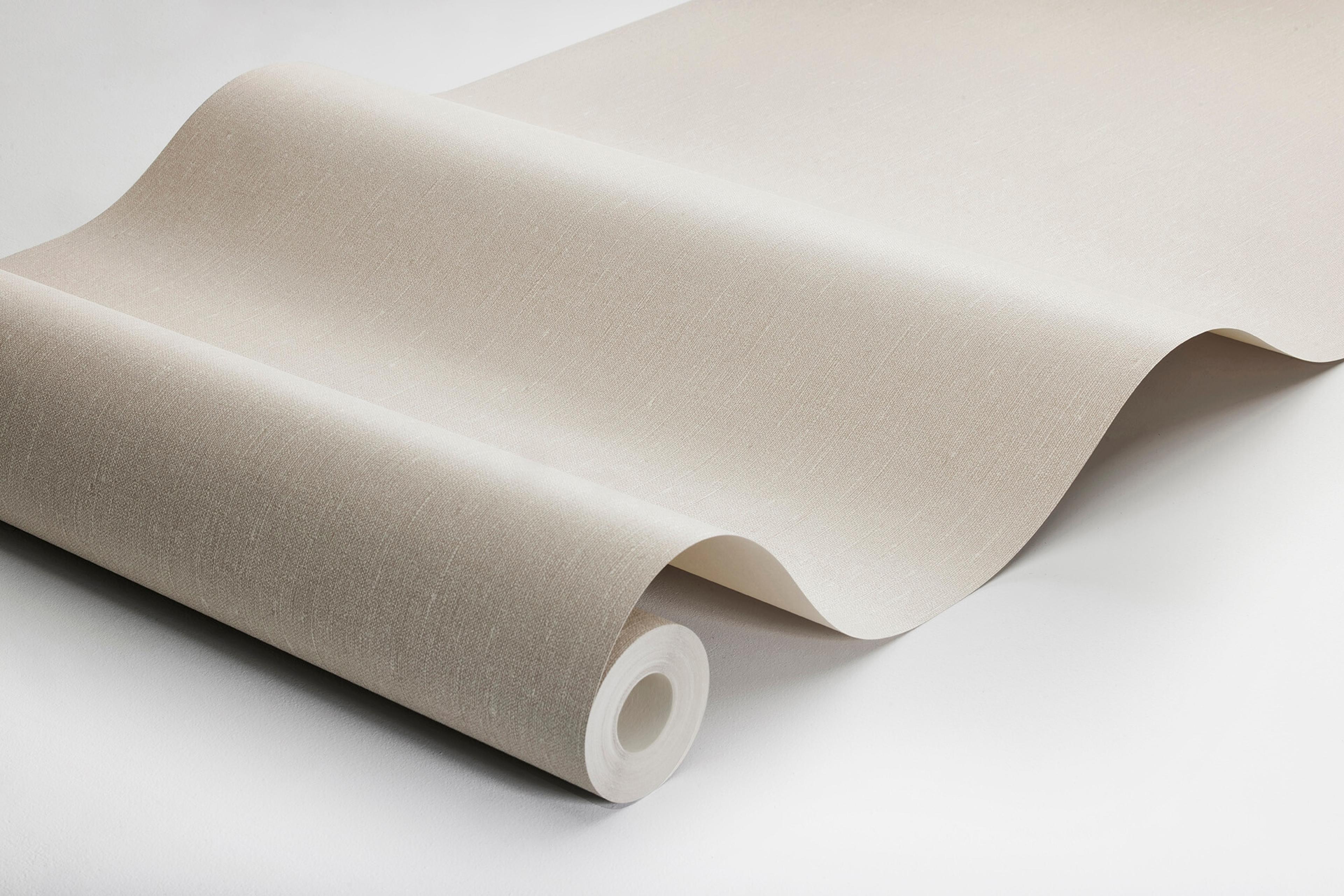 Linen Beige tapet med enfargat, textilimitation mönster i beige. Från kollektionen Linen. Nonwoven-material. Passar i vardagsrum och matsal.