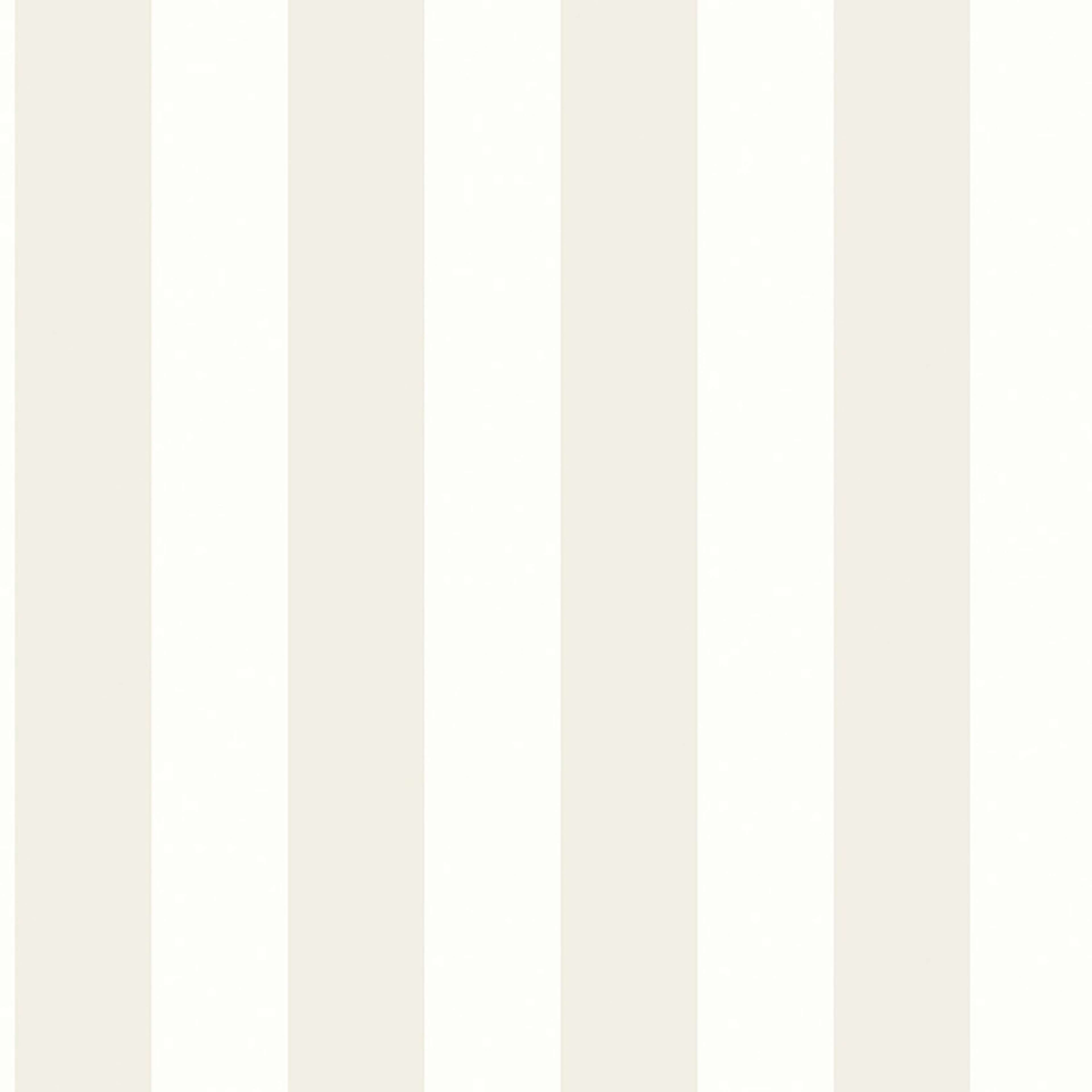 Falsterbo Stripe tapet från Boråstapeter med randigt mönster i beige. Från kollektionen Falsterbo III. Nonwoven-material.