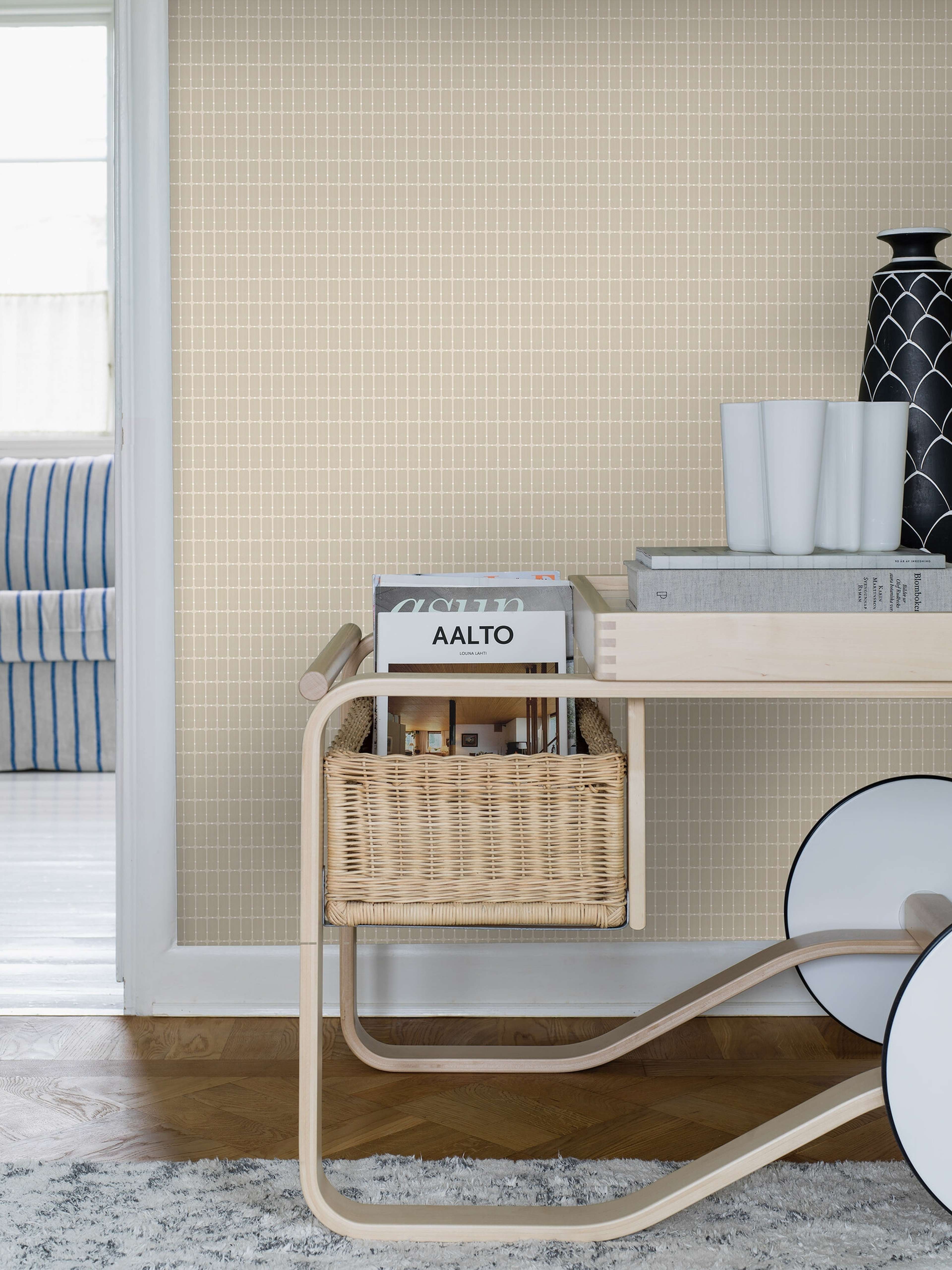 Alvar Aalto M.I.T tapet med rutigt, retro mönster i beige. Från kollektionen Scandinavian Designers III. Nonwoven-material med rak passning.
