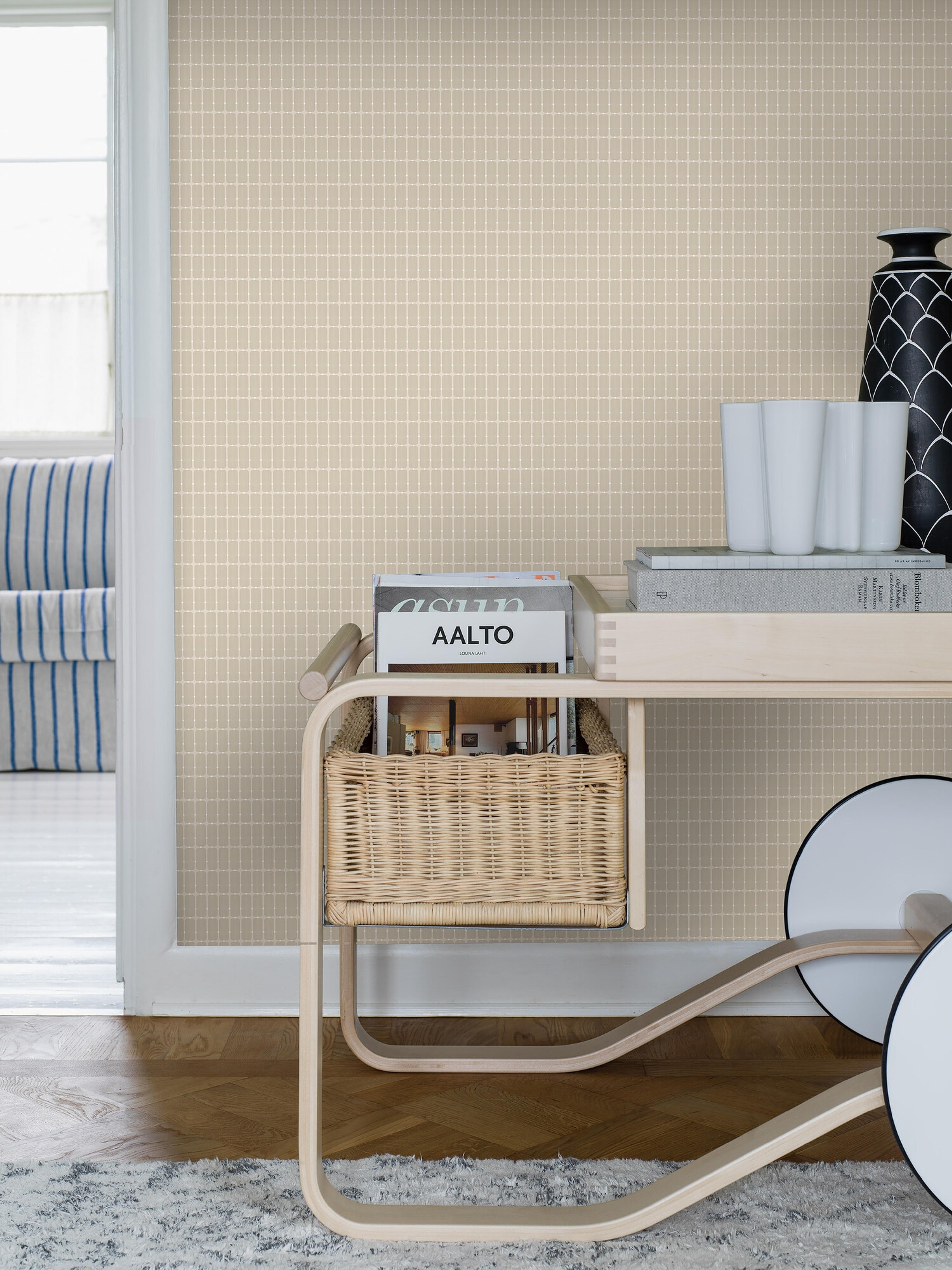 Alvar Aalto M.I.T tapet med rutigt, retro mönster i beige. Från kollektionen Scandinavian Designers III. Nonwoven-material med rak passning.