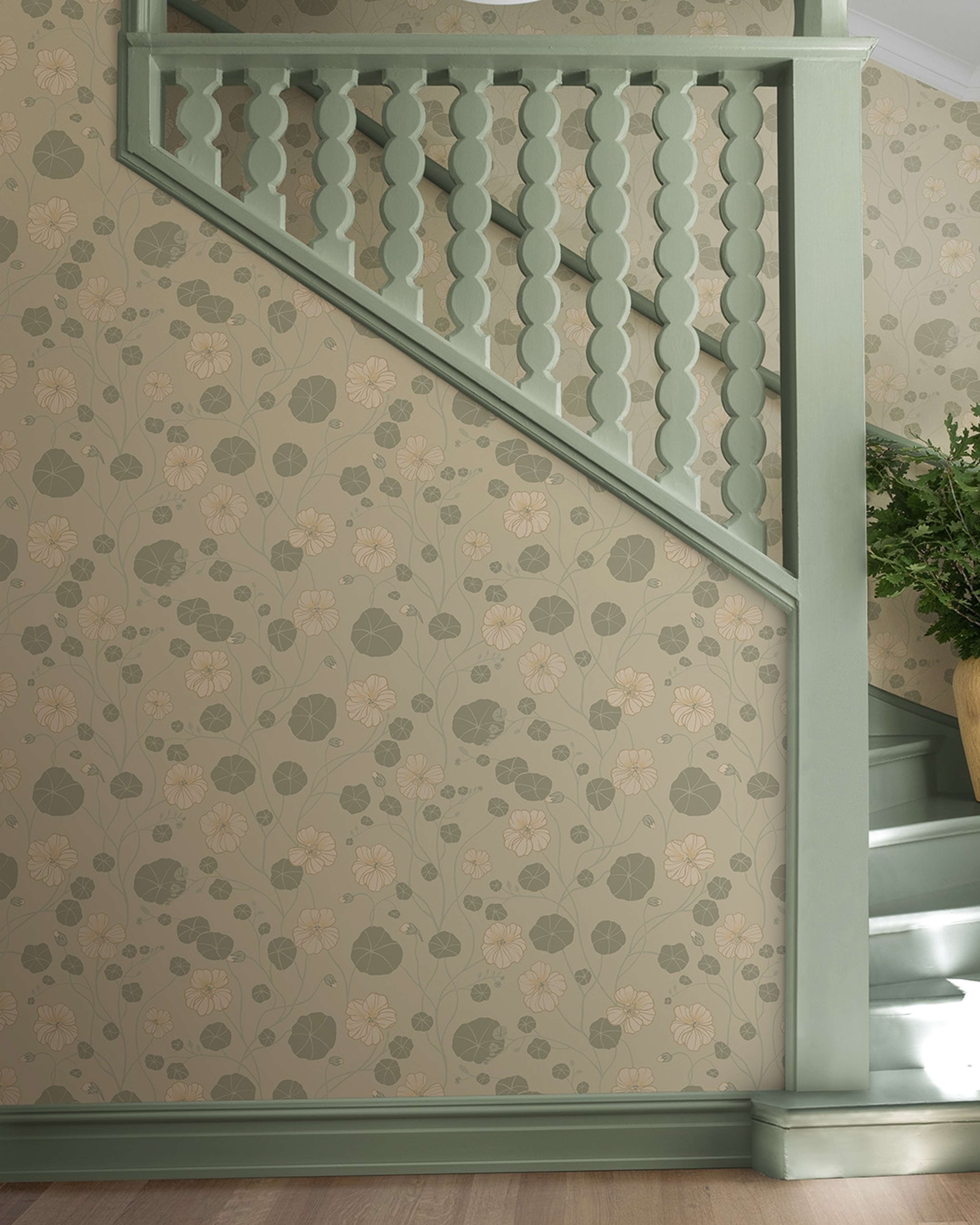 Krasseslinga, grön tapet tapet med blommigt mönster i grön. Från kollektionen Långenäs. Nonwoven-material med förskjuten passning.