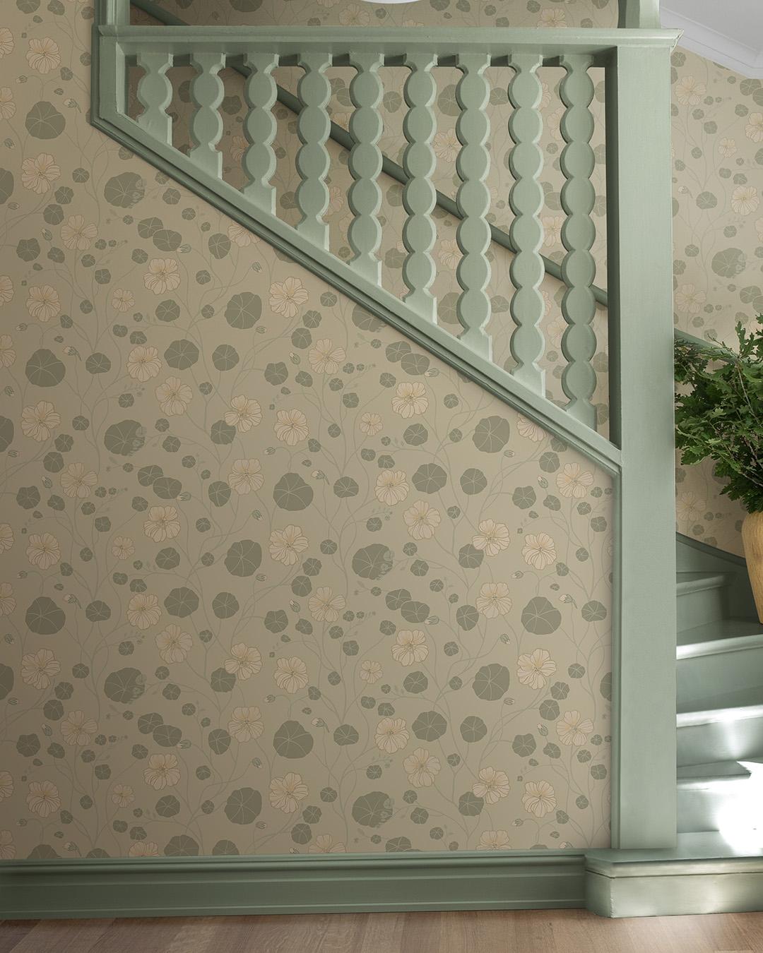 Krasseslinga, grön tapet tapet med blommigt mönster i grön. Från kollektionen Långenäs. Nonwoven-material med förskjuten passning.