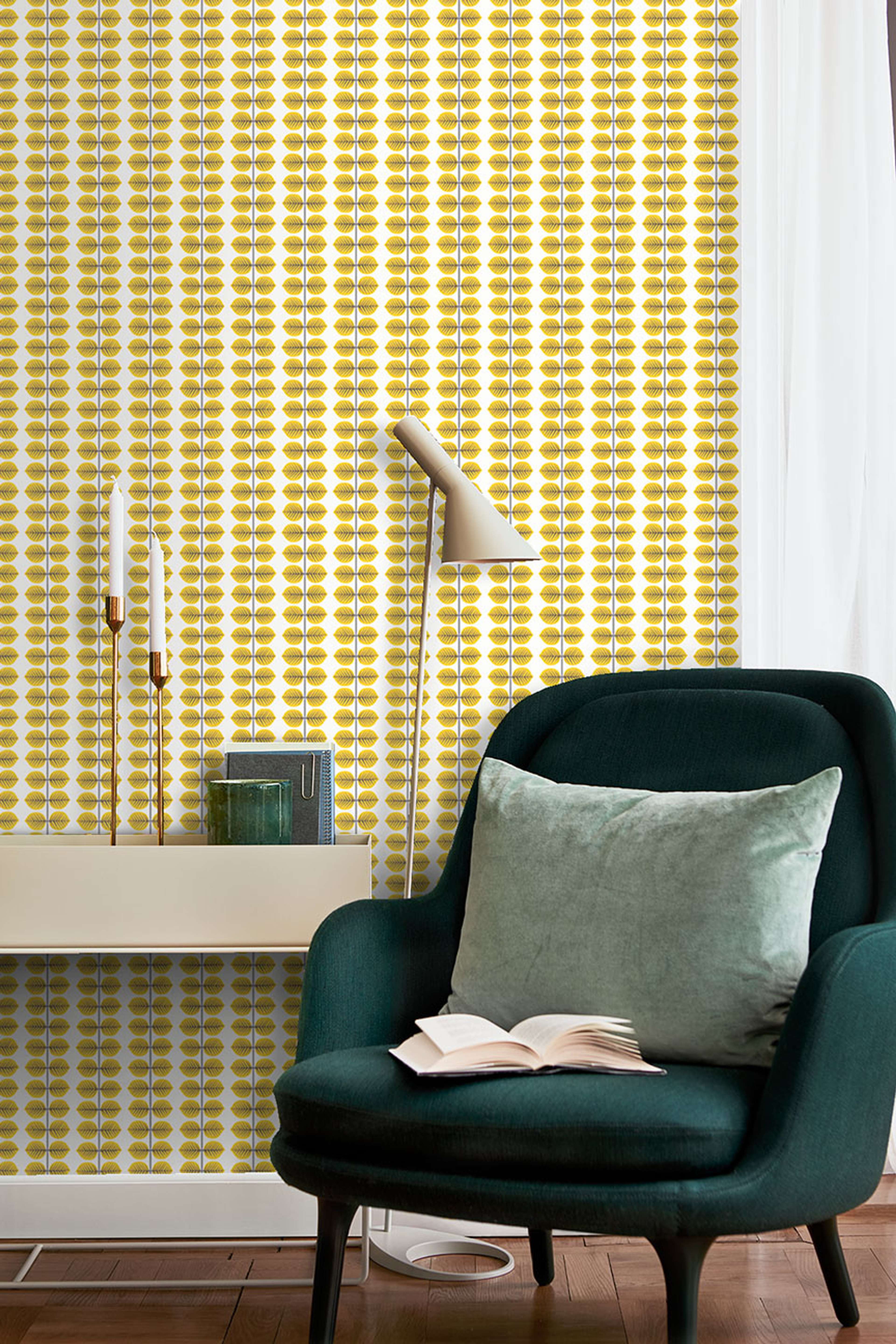 Berså, gul tapet från Boråstapeter med grafiskt, retro mönster i vit, svart och gul. Från kollektionen Scandinavian Designers II. Nonwoven-material med rak passning.