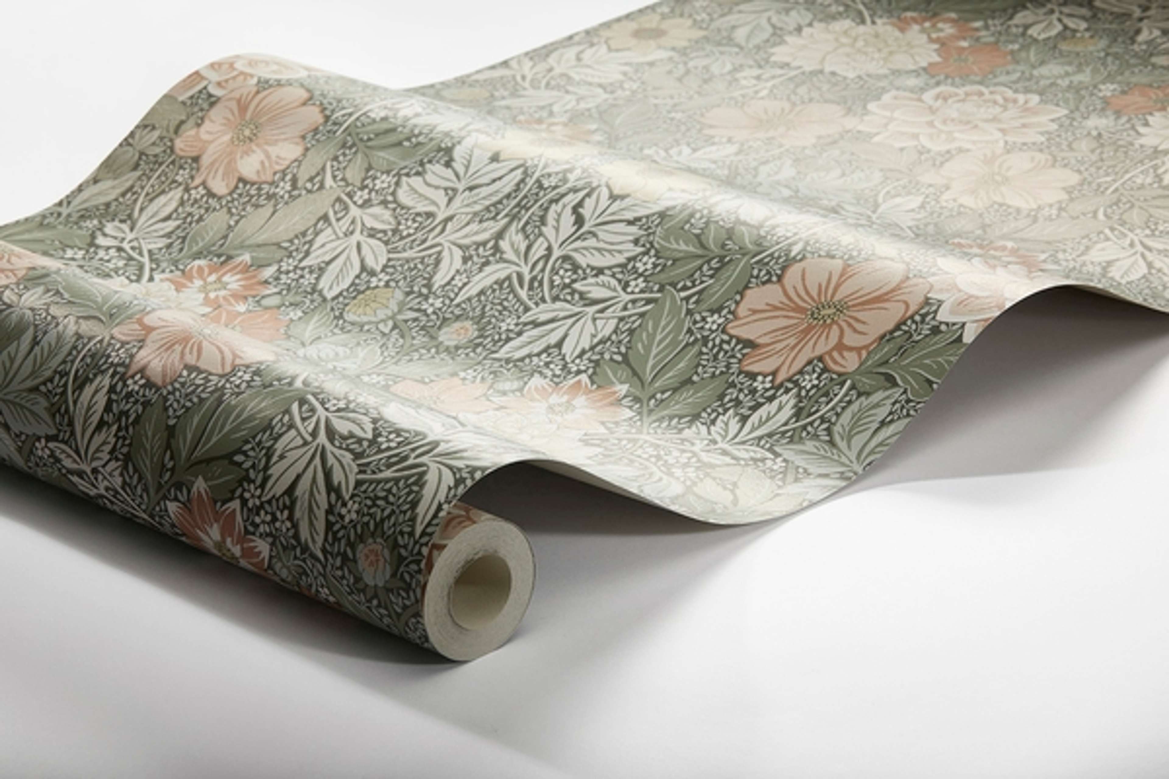 Dahlia Garden tapet från Boråstapeter med blommigt mönster i grön. Från kollektionen Falsterbo III. Nonwoven-material med rak passning. Country-stil.
