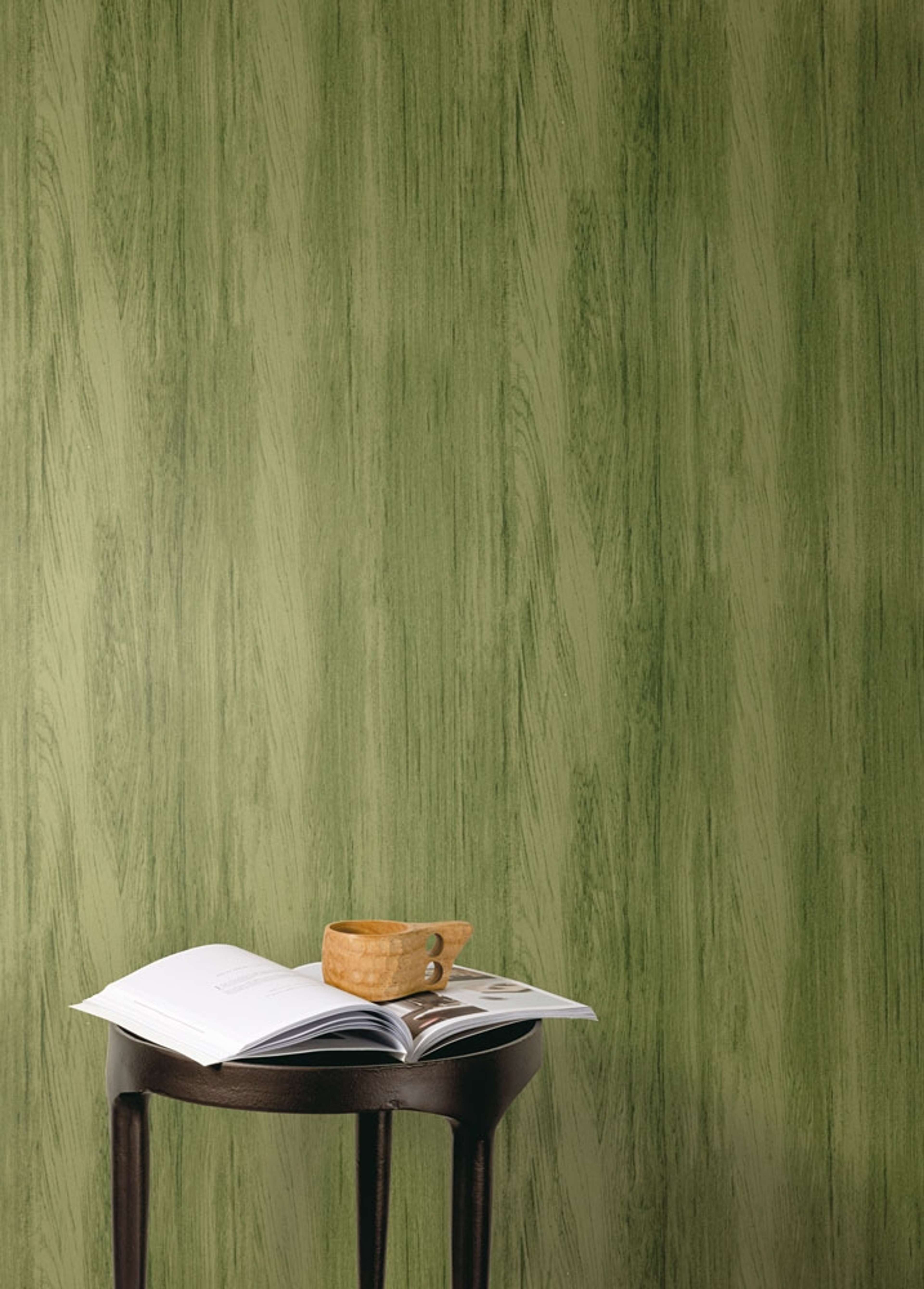Wood greenery tapet med träimitation mönster i grön. Från kollektionen lotus. Nonwoven-material.