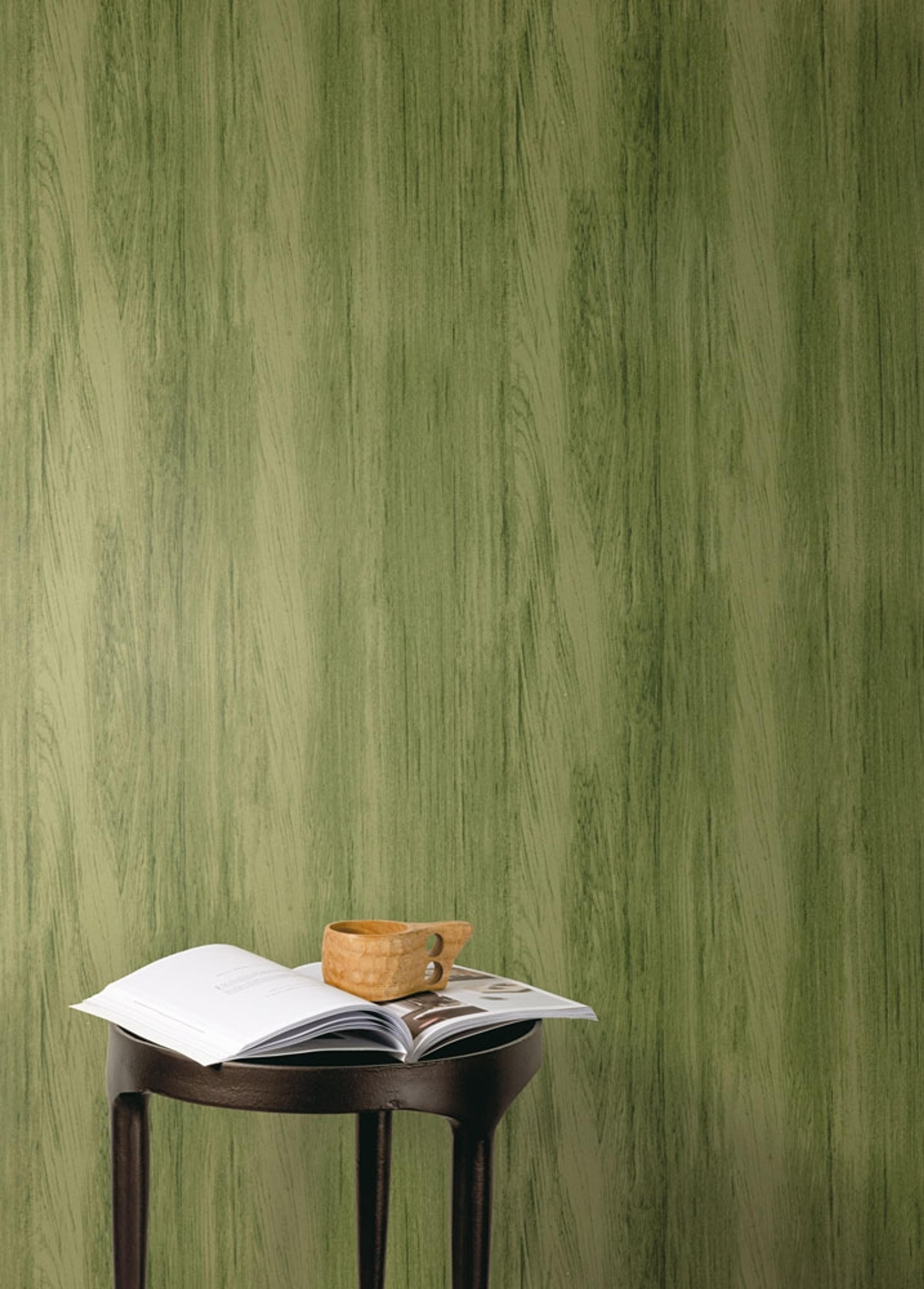Wood greenery tapet med träimitation mönster i grön. Från kollektionen lotus. Nonwoven-material.