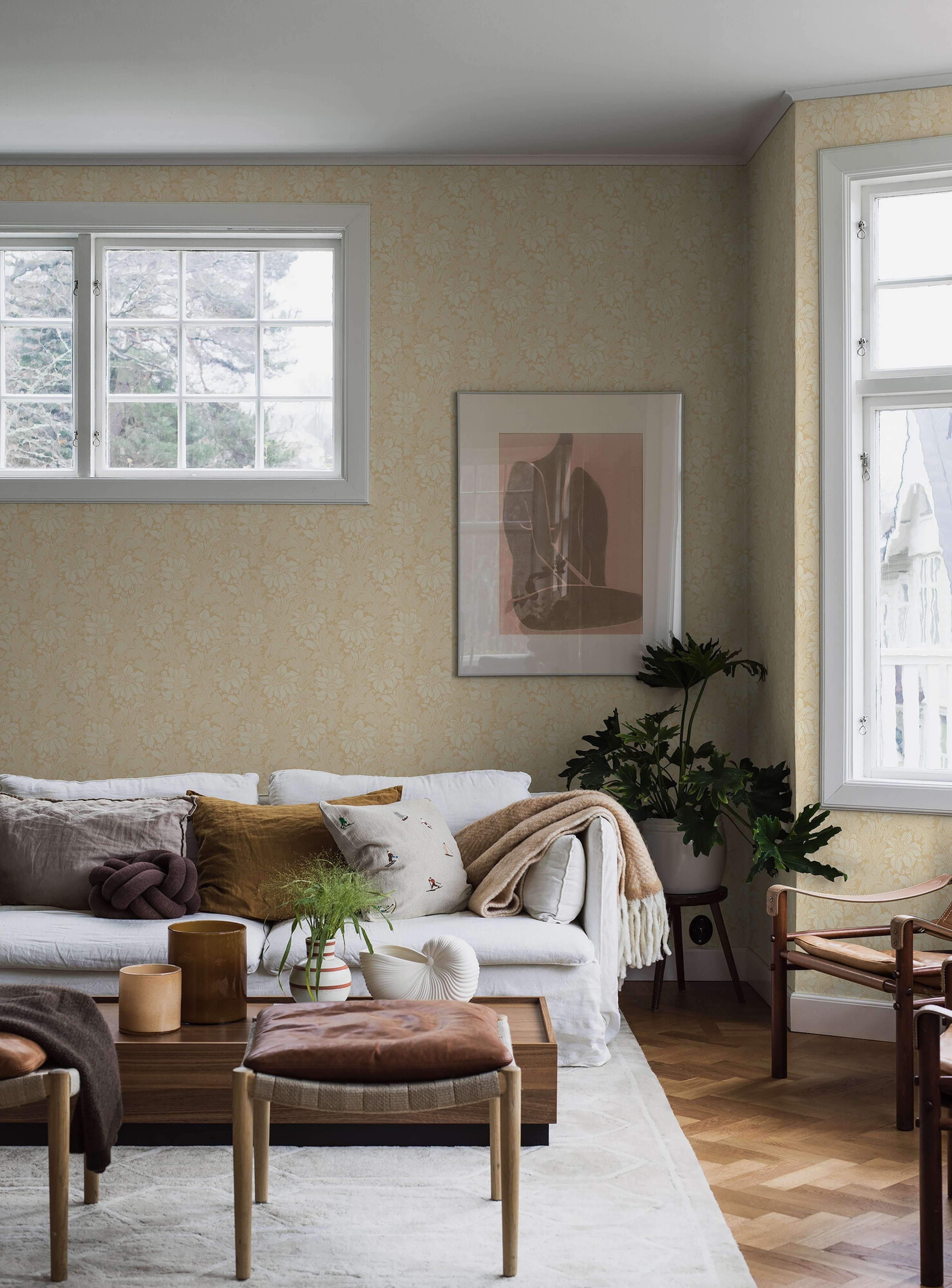 Acanthus storblommig, ljusbeige/gul tapet med blommigt mönster i gul. Från kollektionen Vårt Arkiv. Nonwoven-material med rak passning.