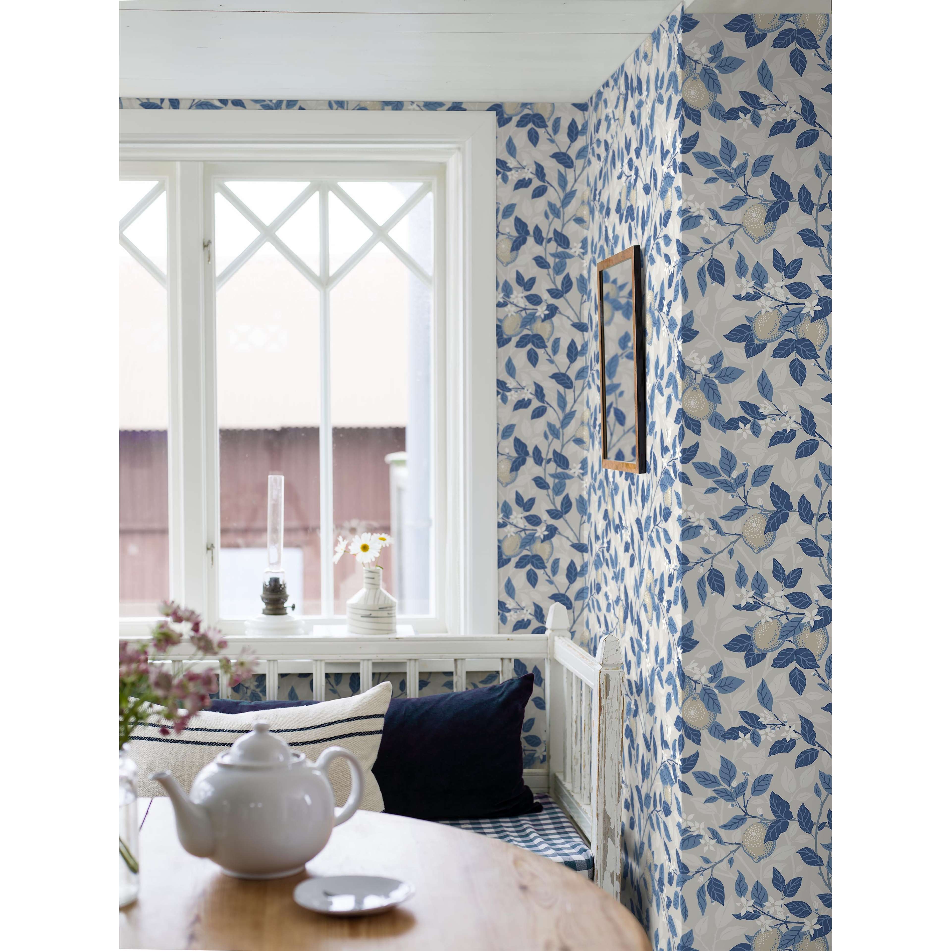 Citronträd, tapet tapet med naturochlandskap mönster i vit och blå. Från kollektionen Blue & White. Nonwoven-material med förskjuten passning. Passar i matsal.