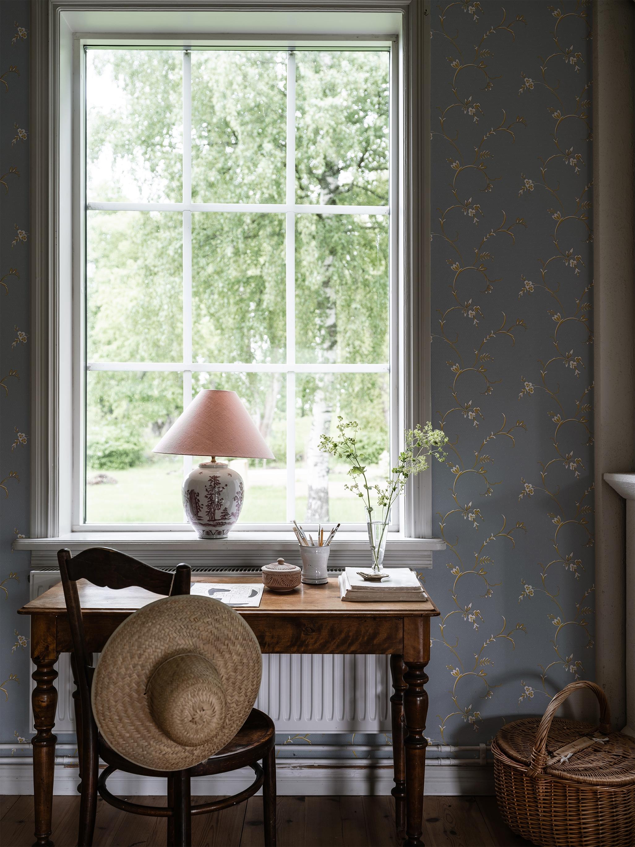 Ekbacken Blå tapet med blommigt mönster i blå. Från kollektionen Gammalsvenska klassiker 1850–1950. Nonwoven-material med rak passning.