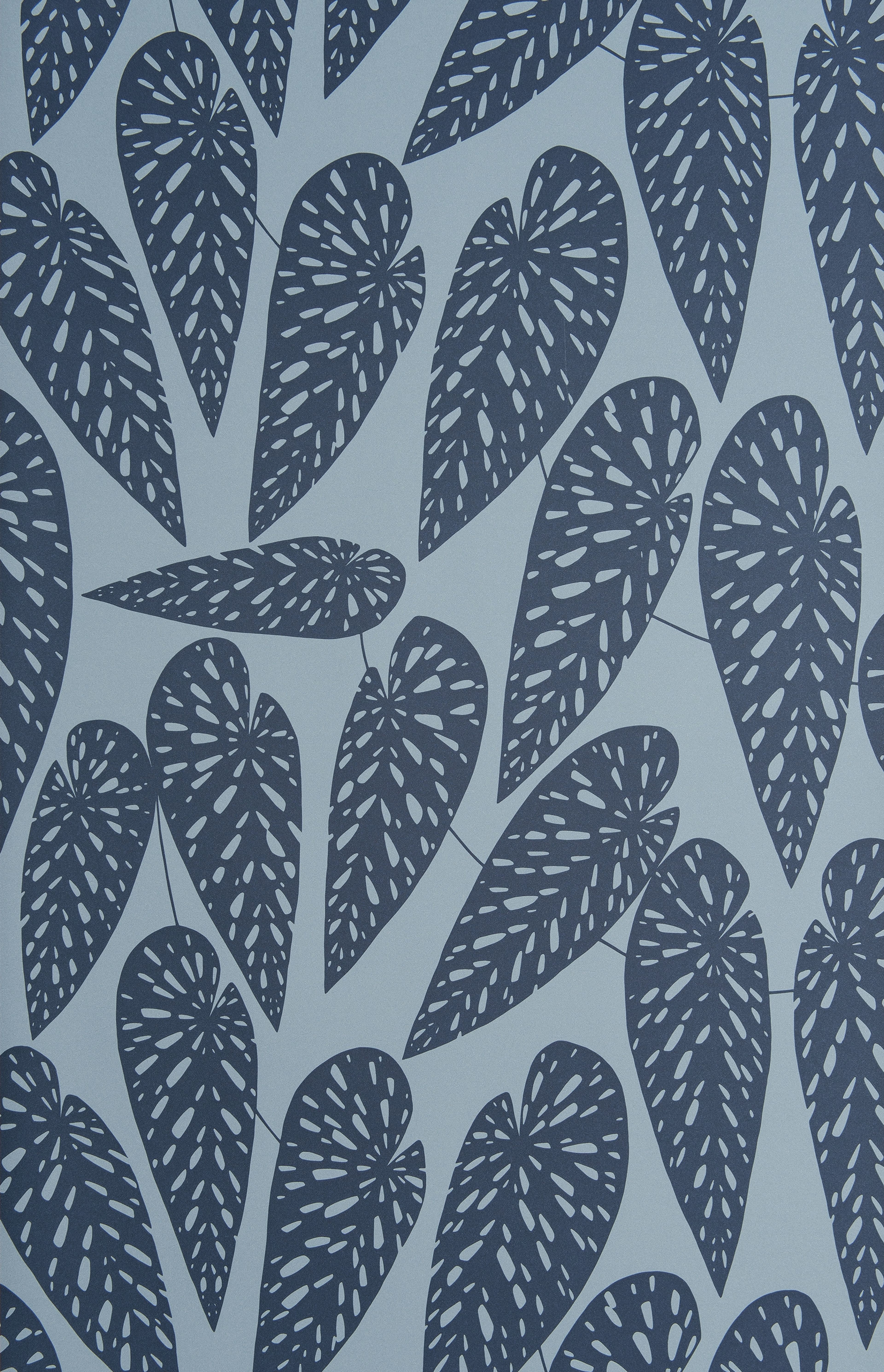 Jungle tapet från Midbec med botaniskt mönster i blå. Från kollektionen Seven Sisters. Nonwoven-material med förskjuten passning.