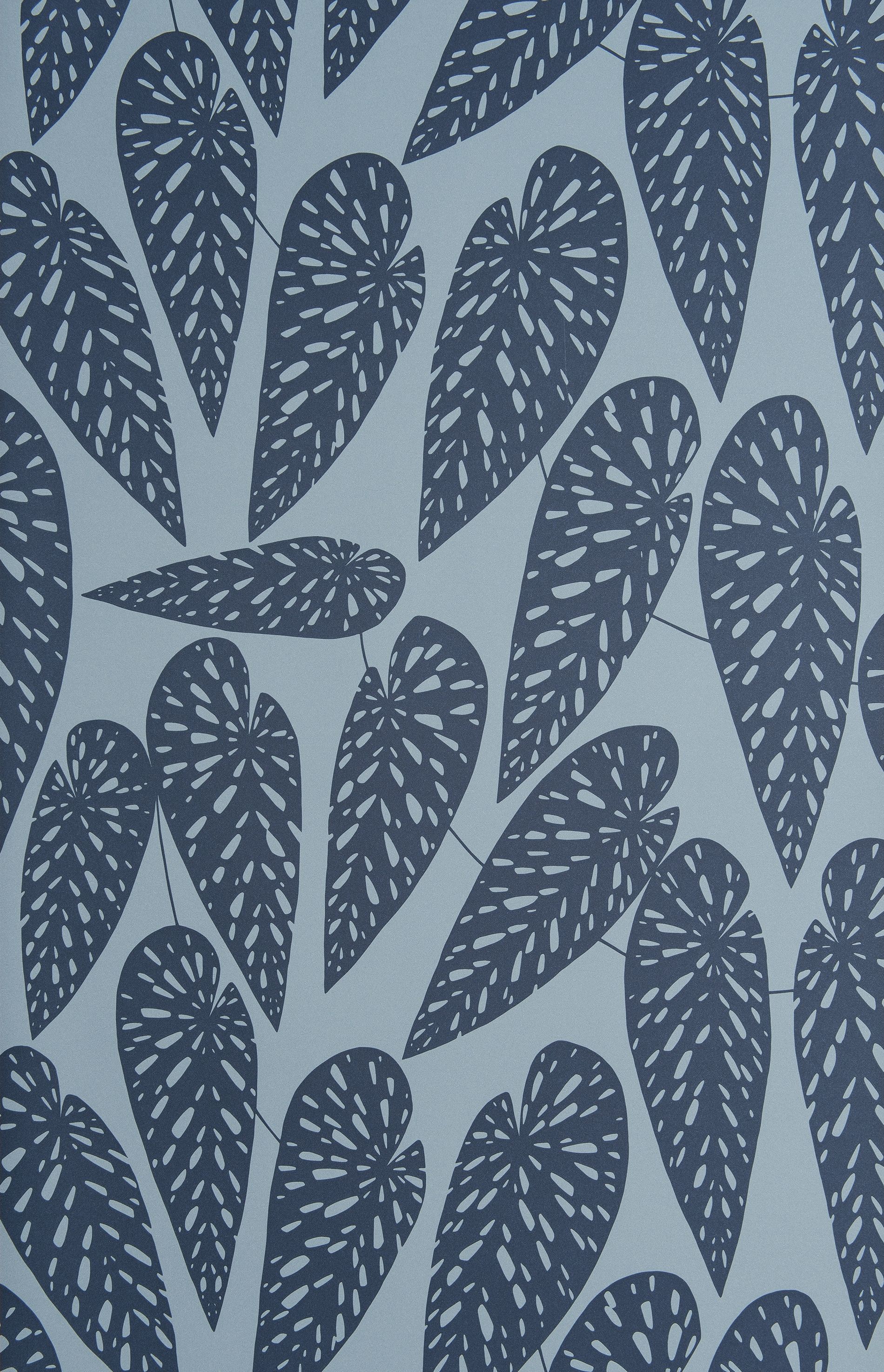 Jungle tapet från Midbec med botaniskt mönster i blå. Från kollektionen Seven Sisters. Nonwoven-material med förskjuten passning.