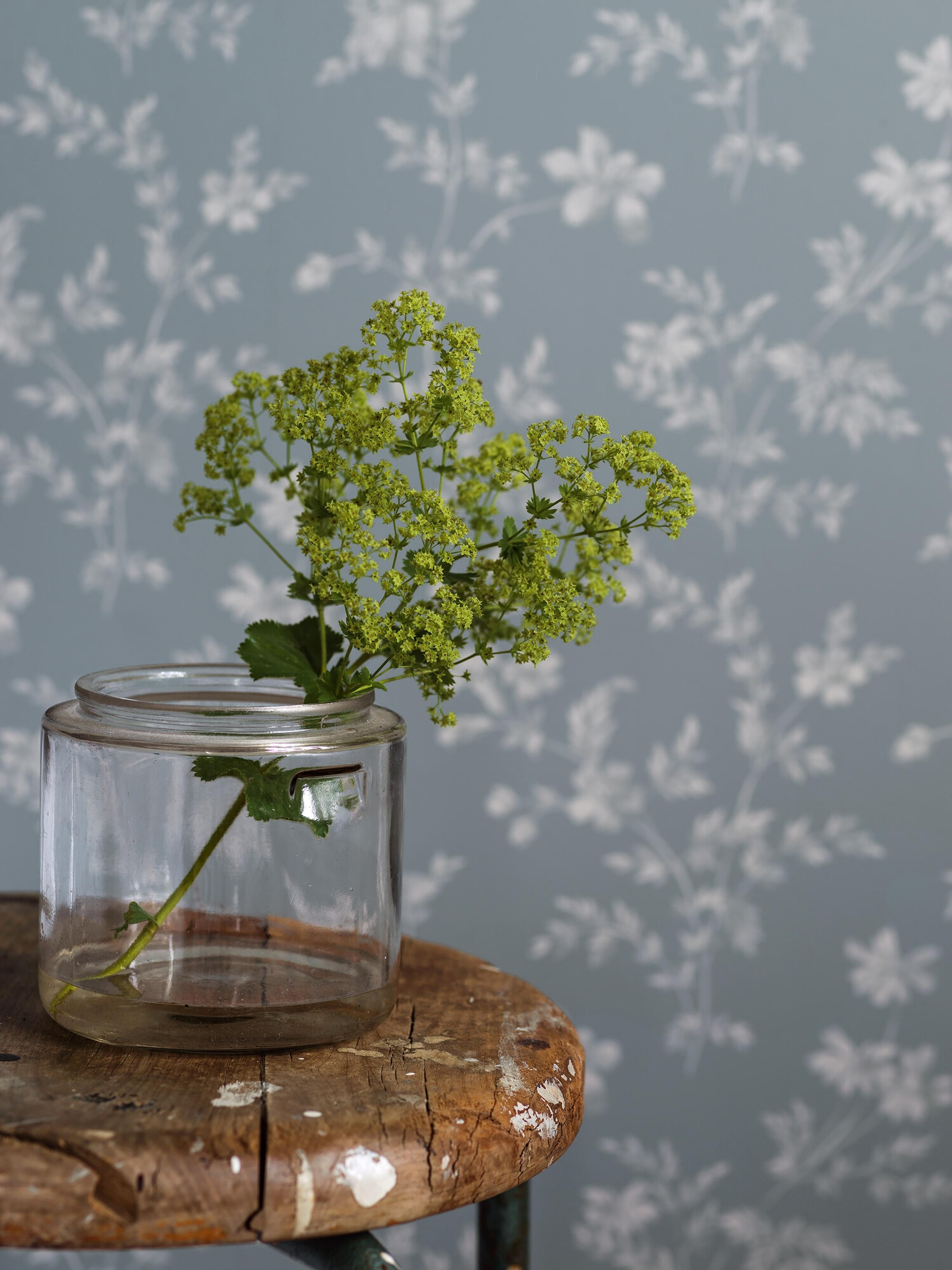Ängsblomma tapet med blommigt mönster i vit och blå. Från kollektionen timeless traditions. Nonwoven-material med rak passning. Country, city-stil.