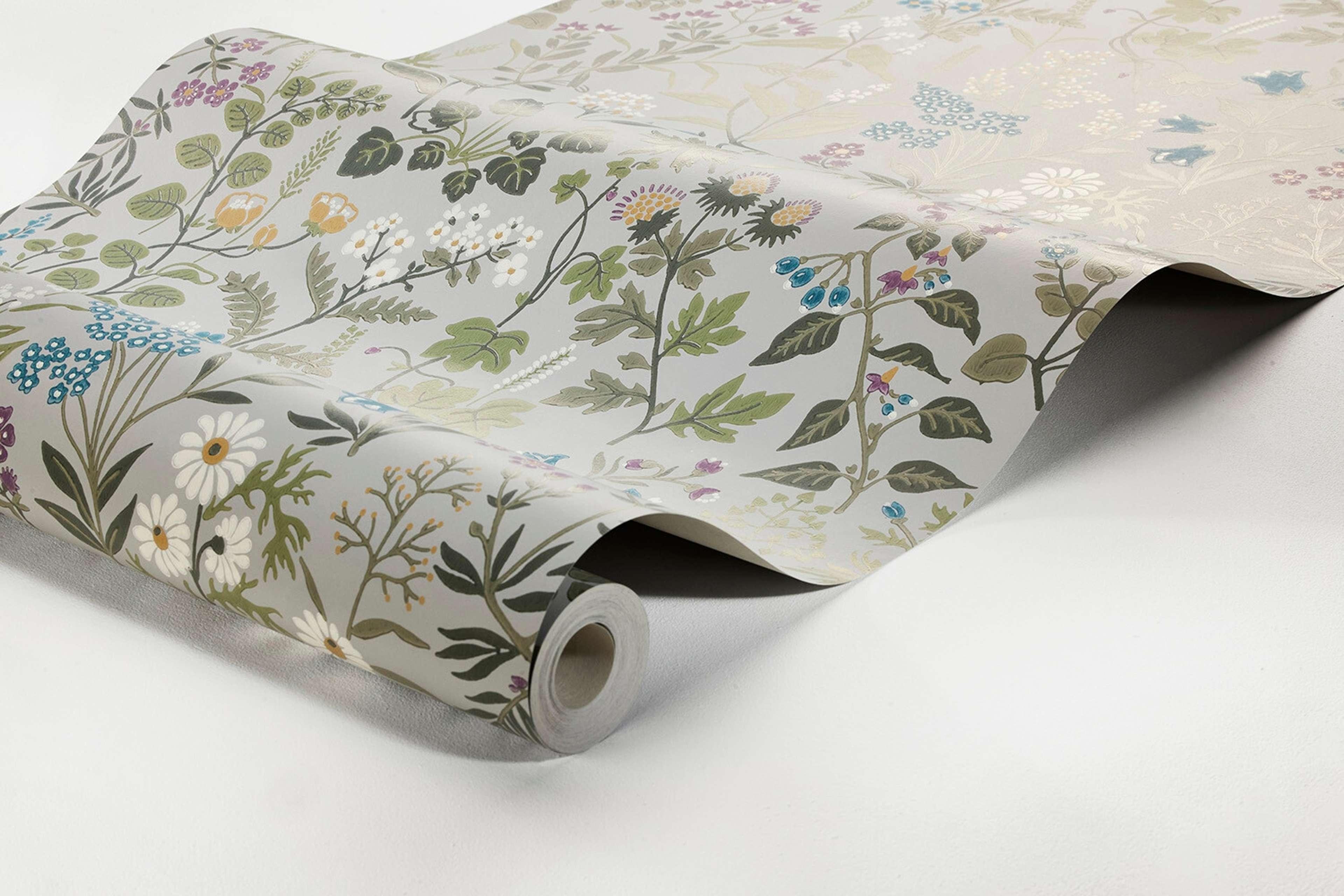 Flora tapet med blommigt mönster i grå. Från kollektionen Alla Tiders Hus. Nonwoven-material med förskjuten passning. Passar i vardagsrum, matsal och kök.