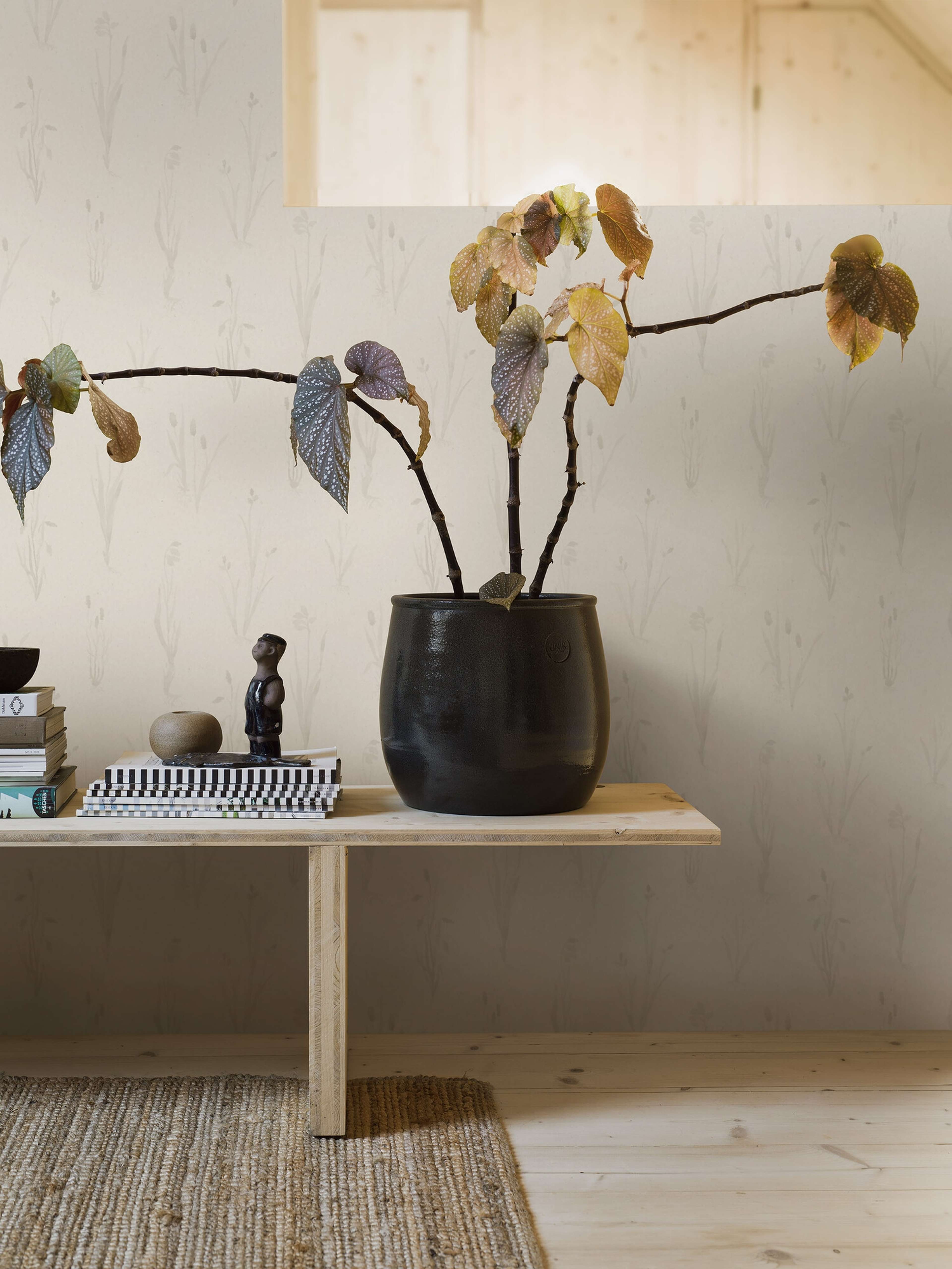 Moorland tapet med botaniskt mönster i vit. Från kollektionen Woodland. Nonwoven-material med rak passning.