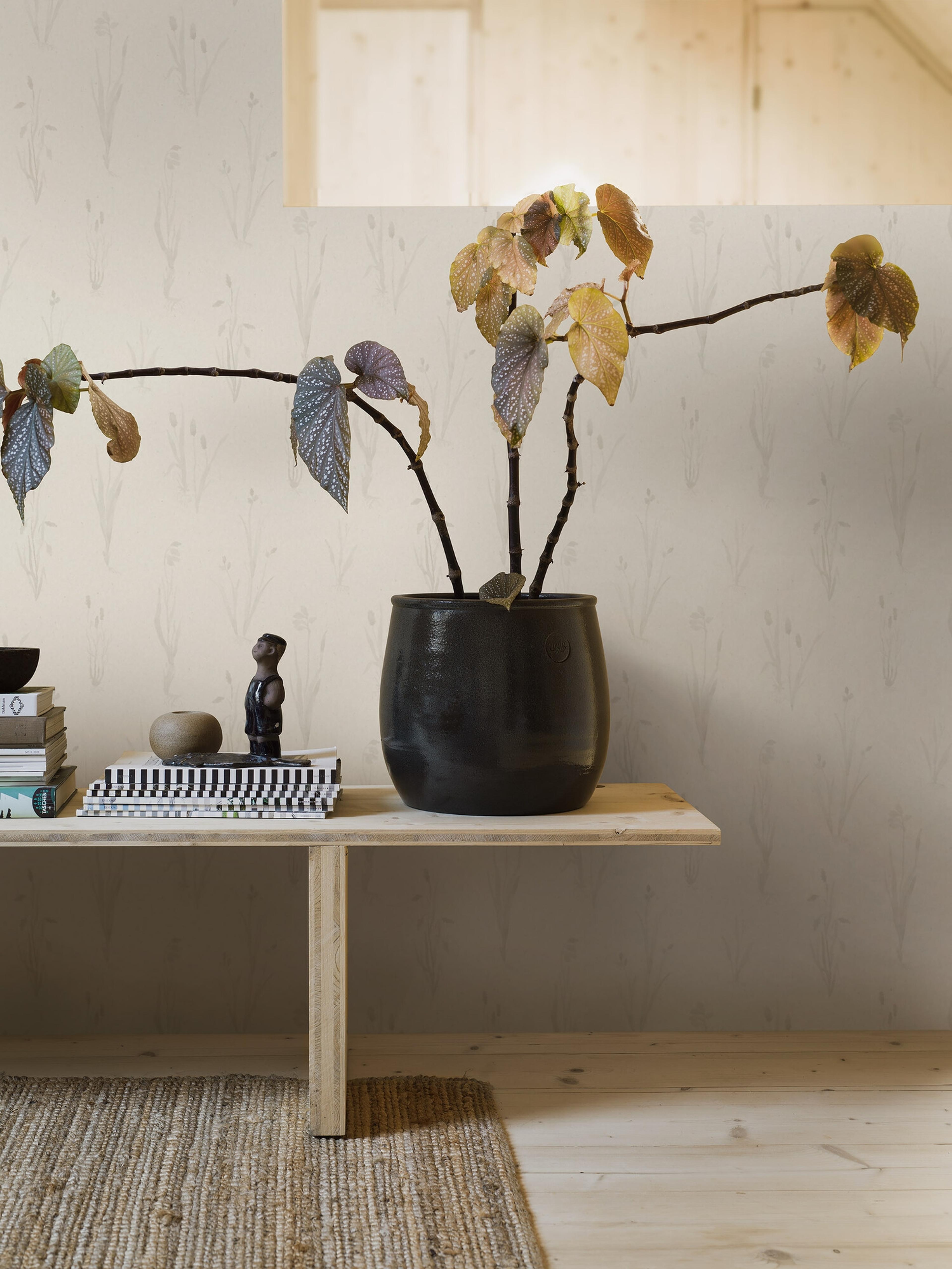 Moorland tapet med botaniskt mönster i vit. Från kollektionen Woodland. Nonwoven-material med rak passning.