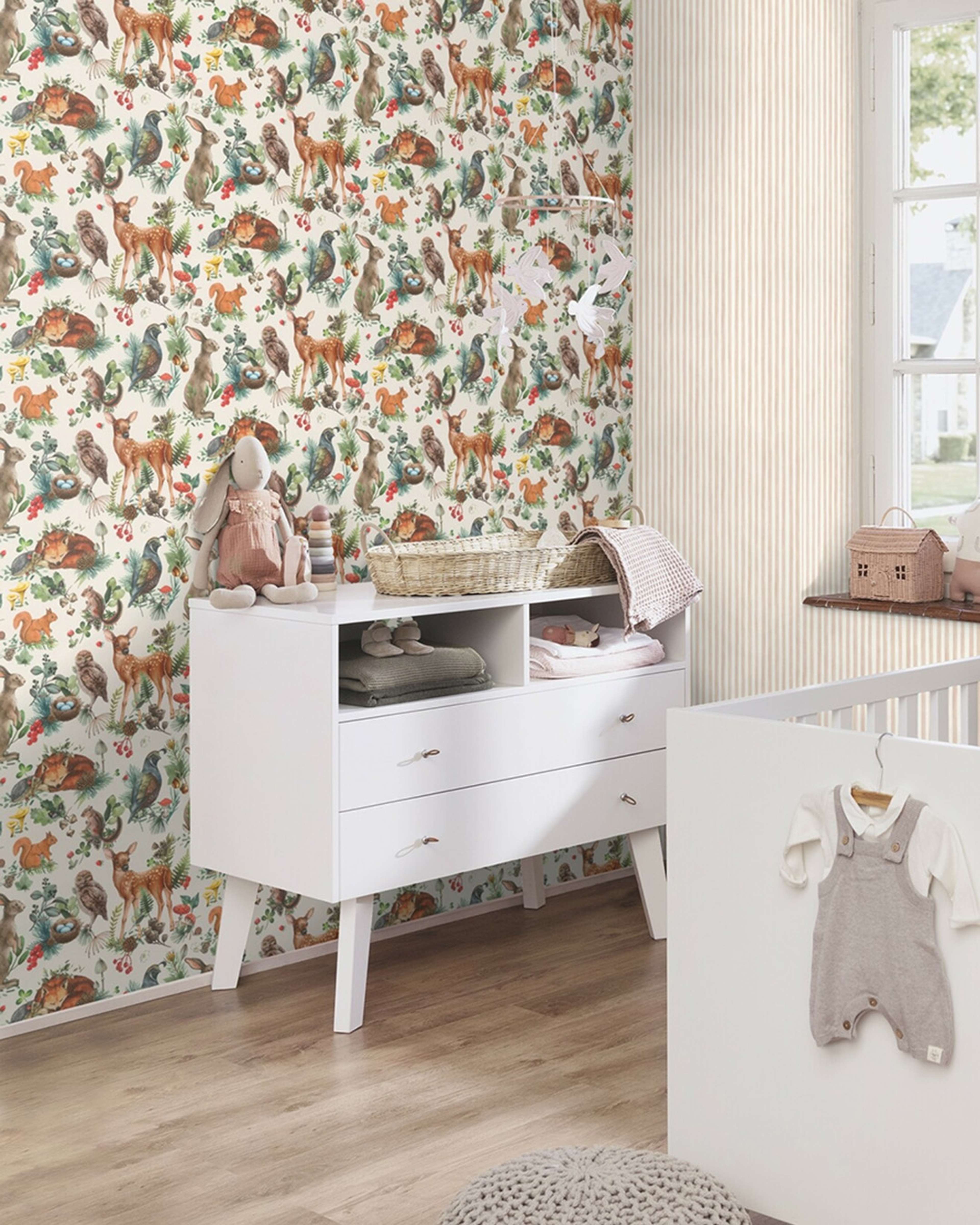 Kids World tapet med randigt mönster i vit och beige. Från kollektionen Kids World. Nonwoven-material. Passar i barnrum.