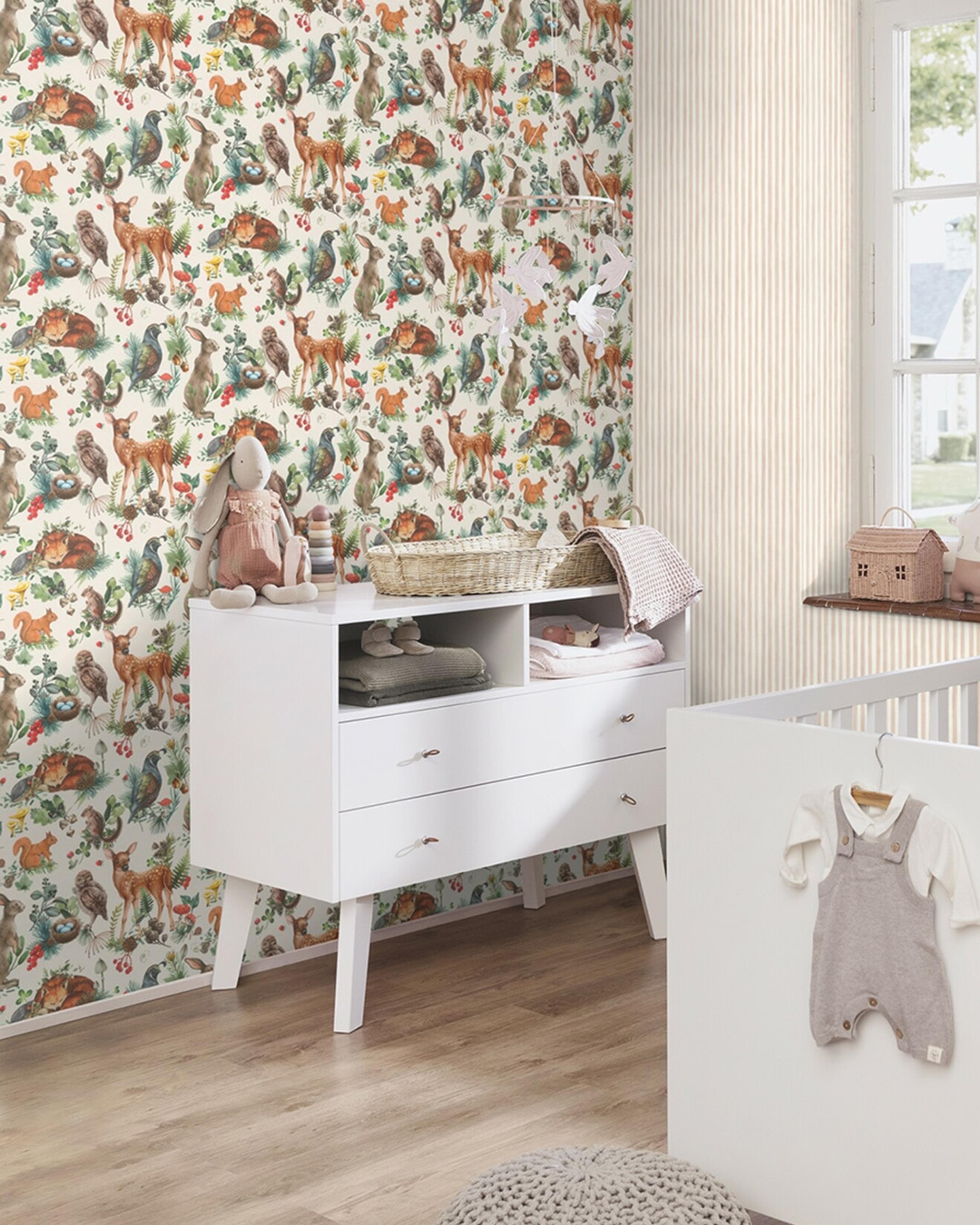 Kids World tapet med randigt mönster i vit och beige. Från kollektionen Kids World. Nonwoven-material. Passar i barnrum.