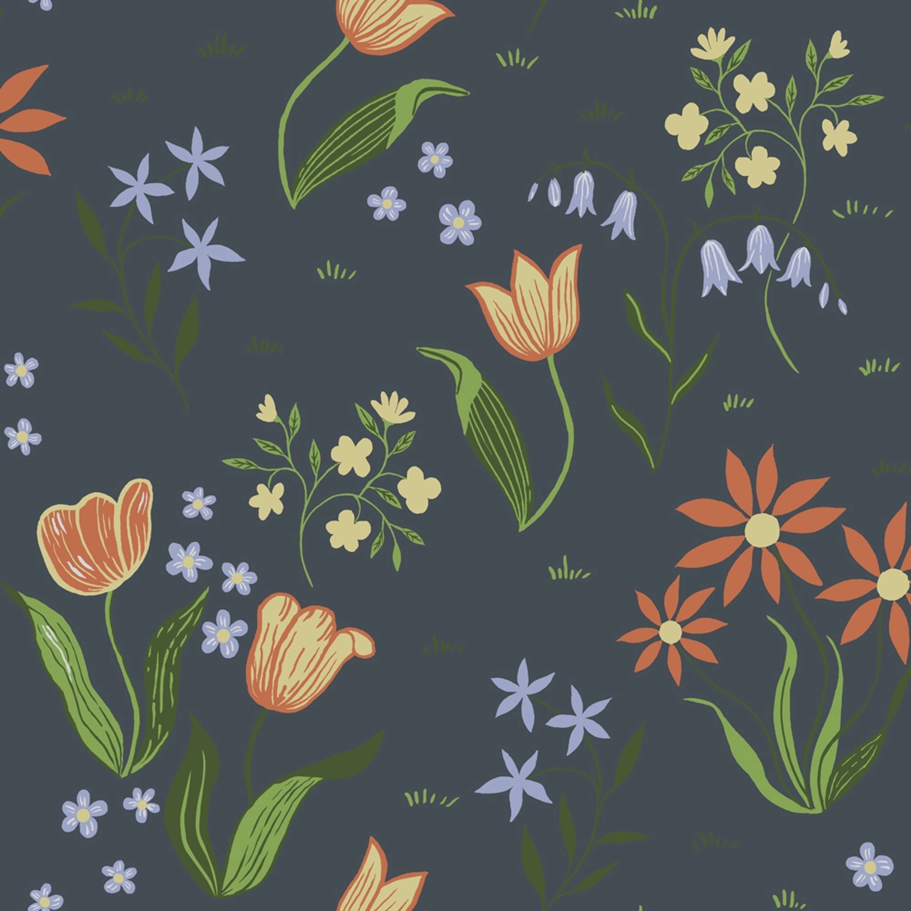 Tulpandans, mörkblå tapet tapet med blommigt mönster i blå. Från kollektionen Långenäs. Nonwoven-material med förskjuten passning.