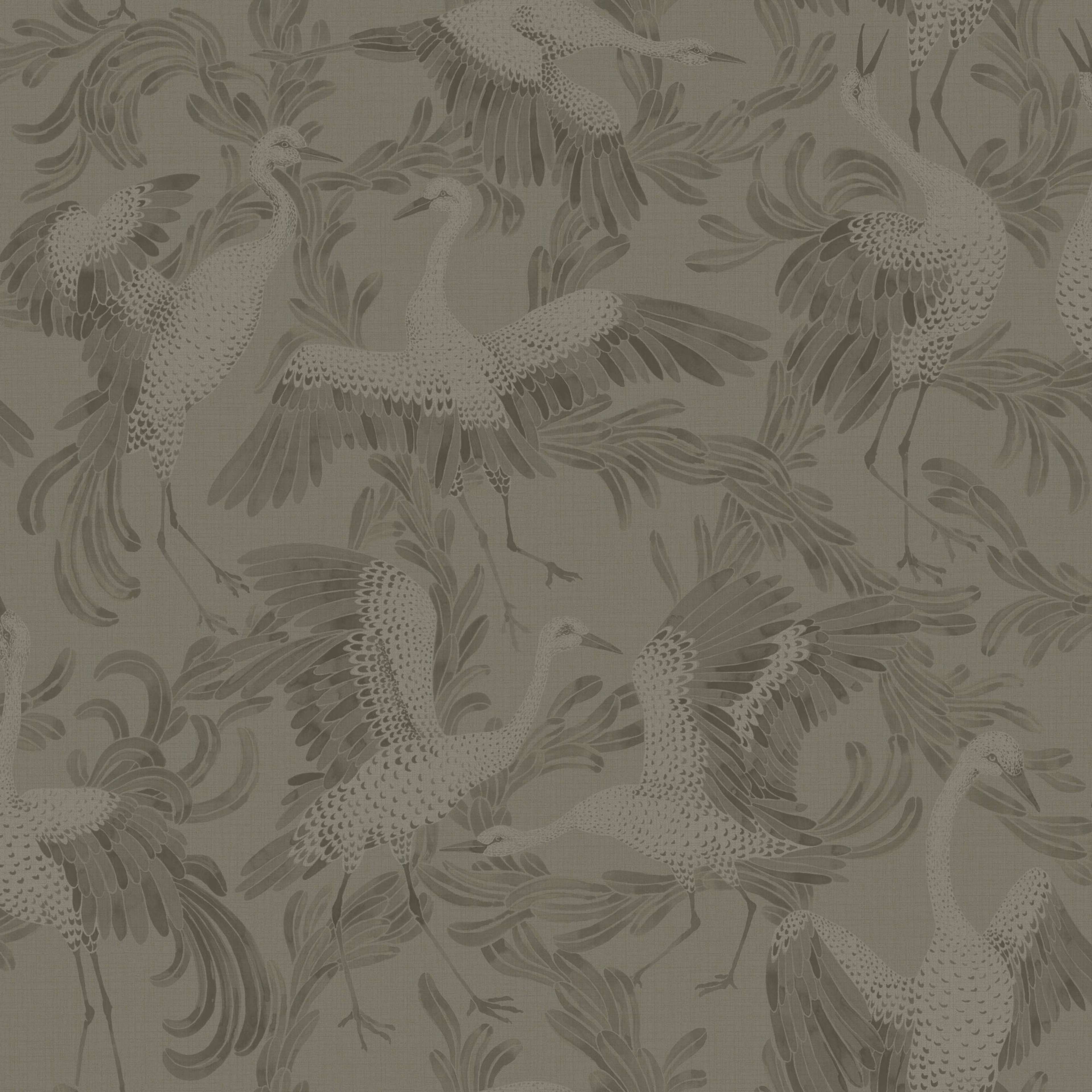 Dancing Crane, gråbrun tapet från Boråstapeter med djur mönster i brun. Från kollektionen Eastern Simplicity. Nonwoven-material med förskjuten passning. Country-stil. Passar i vardagsrum, hall och arbetsrum.