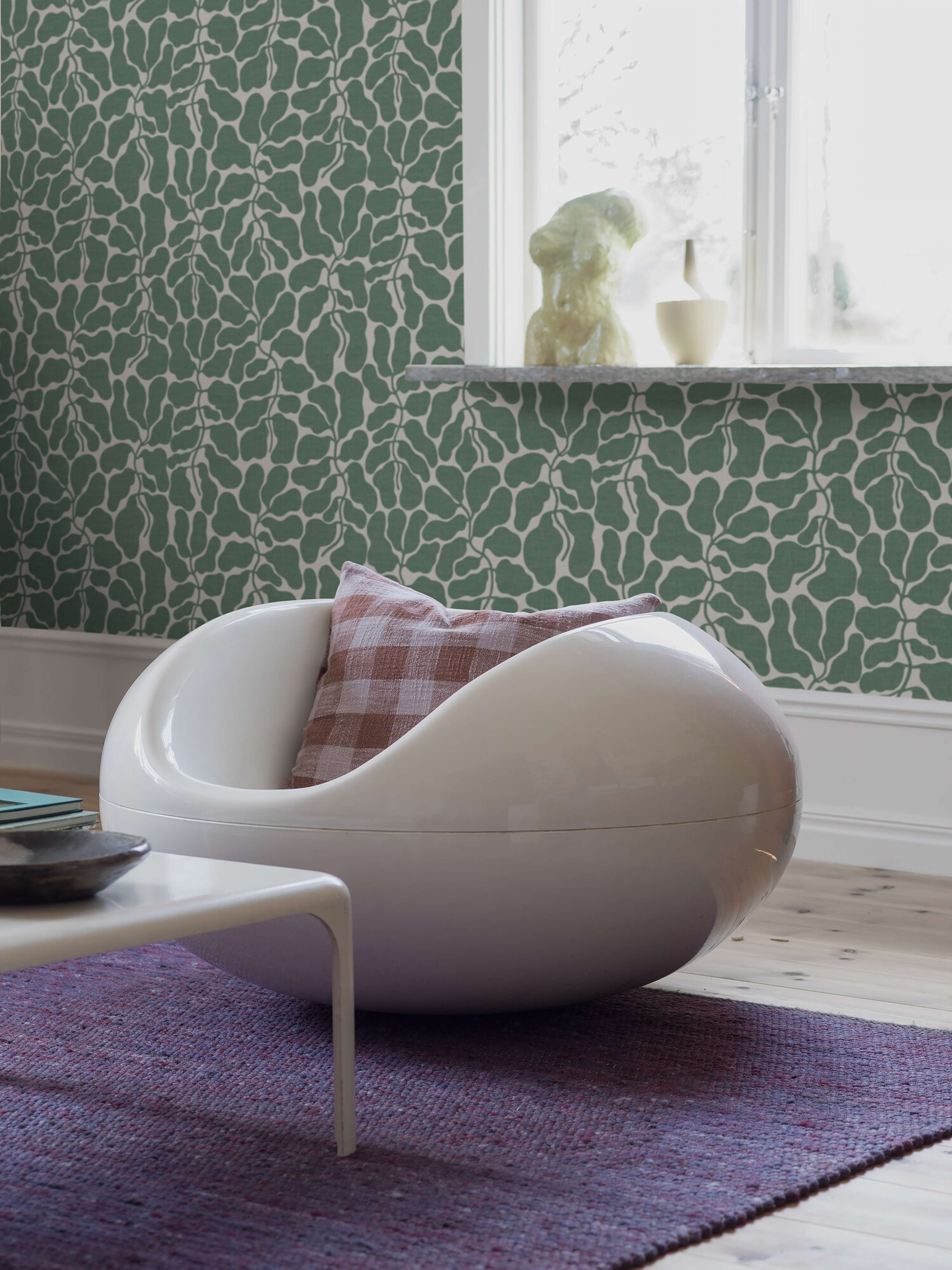 My Secret Garden grön, tapet tapet med botaniskt, grafiskt, retro mönster i grön. Från kollektionen swedish designers. Nonwoven-material med förskjuten passning. Vintage-stil.