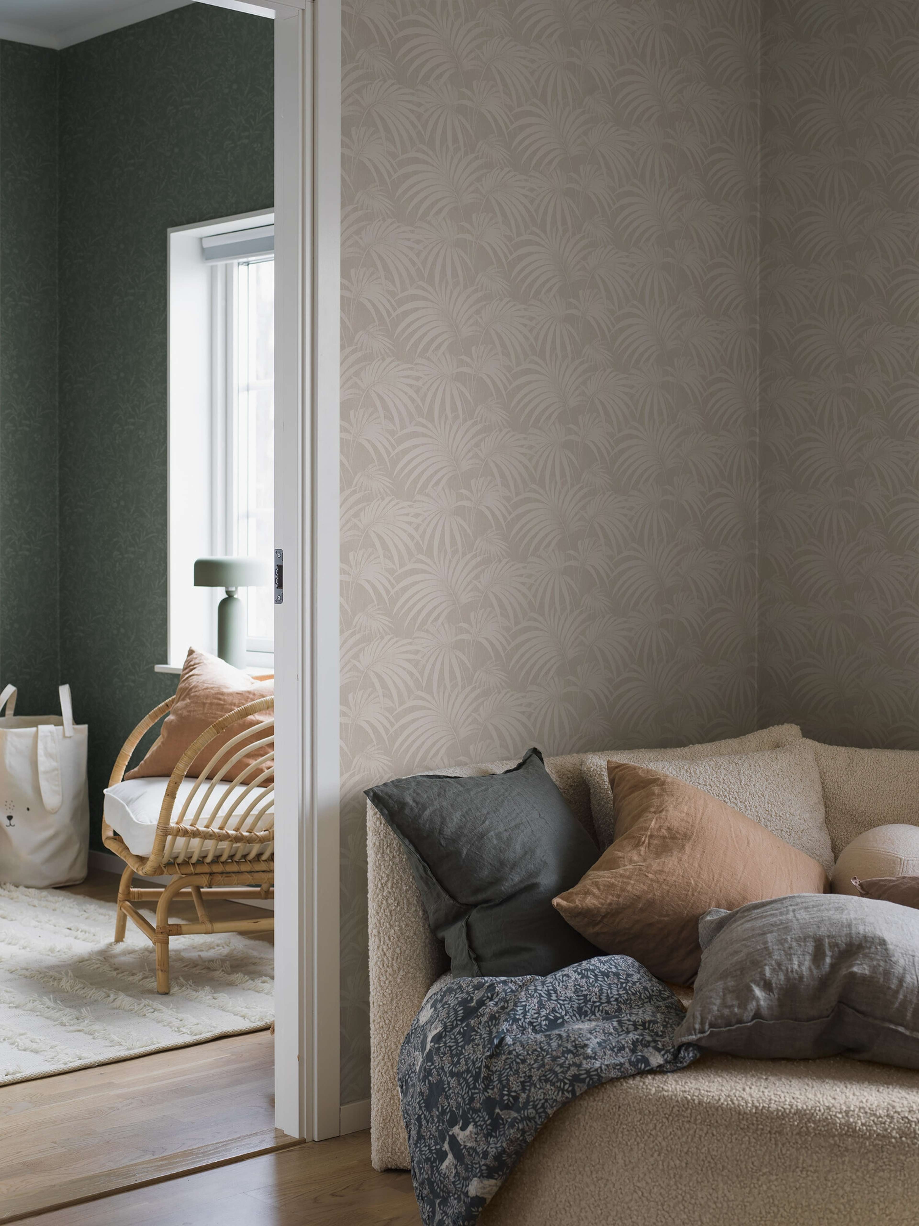 Paula 38769, tapet tapet med botaniskt, grafiskt mönster i cream. Från kollektionen Borosan Hem. Nonwoven-material med rak passning.