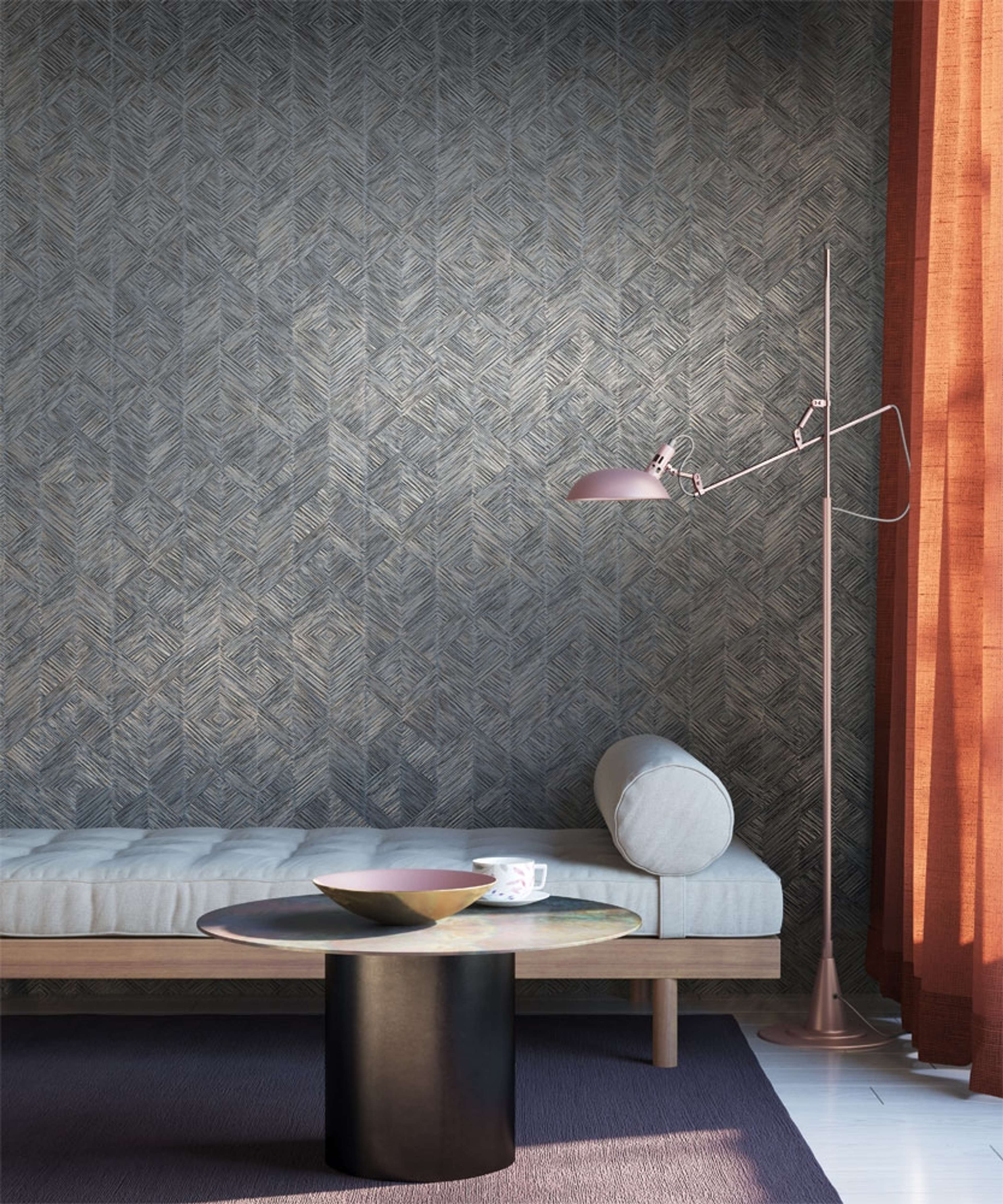 Enitan Slate tapet tapet från Midbec med geometriskt mönster i svart och guld. Från kollektionen Tribute. Nonwoven-material med förskjuten passning. Passar i vardagsrum, matsal och hall.