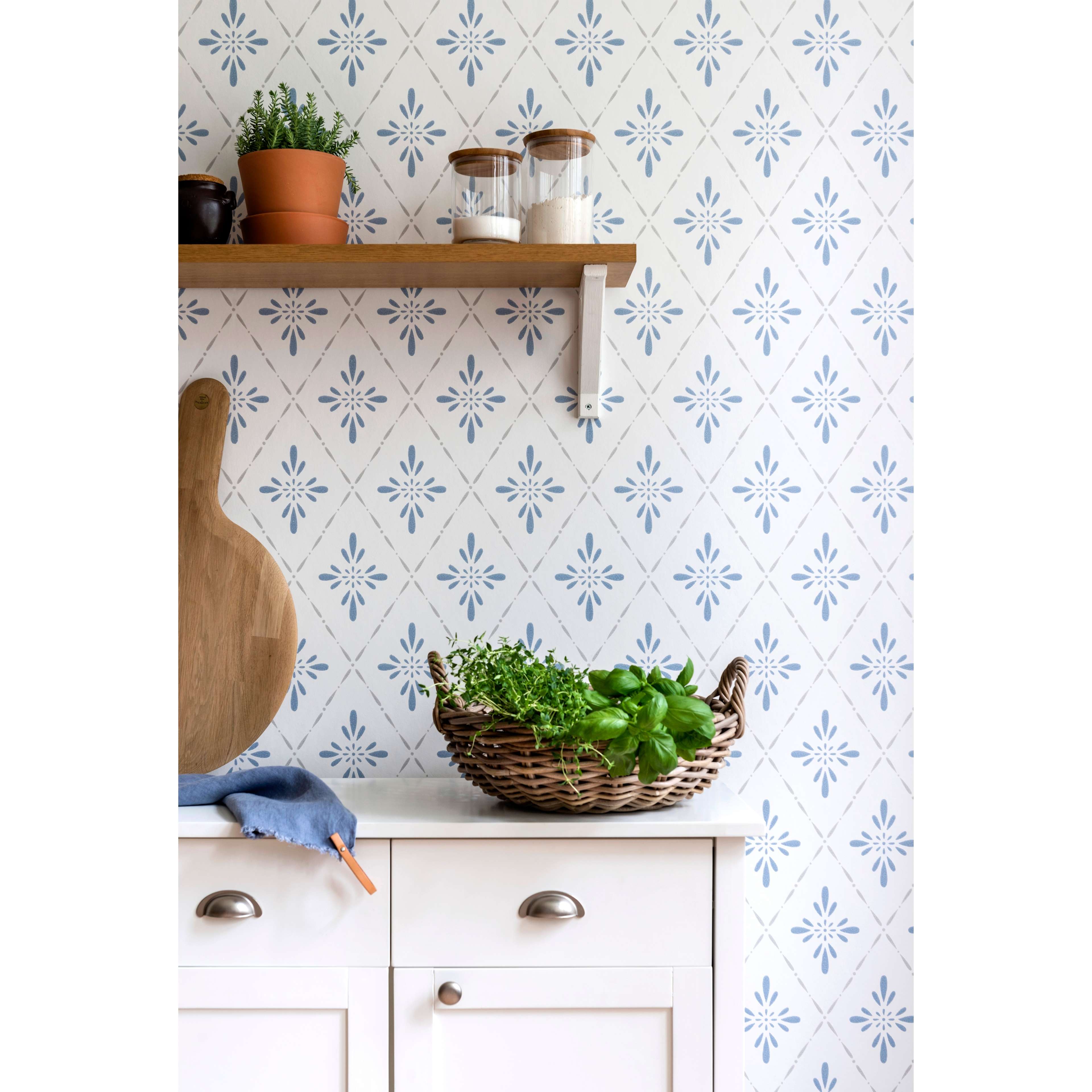 Ljungbacka, blå tapet från duro med geometriskt mönster i vit och blå. Från kollektionen Duro 1900. Nonwoven-material med rak mönsterpassning. Country-stil.