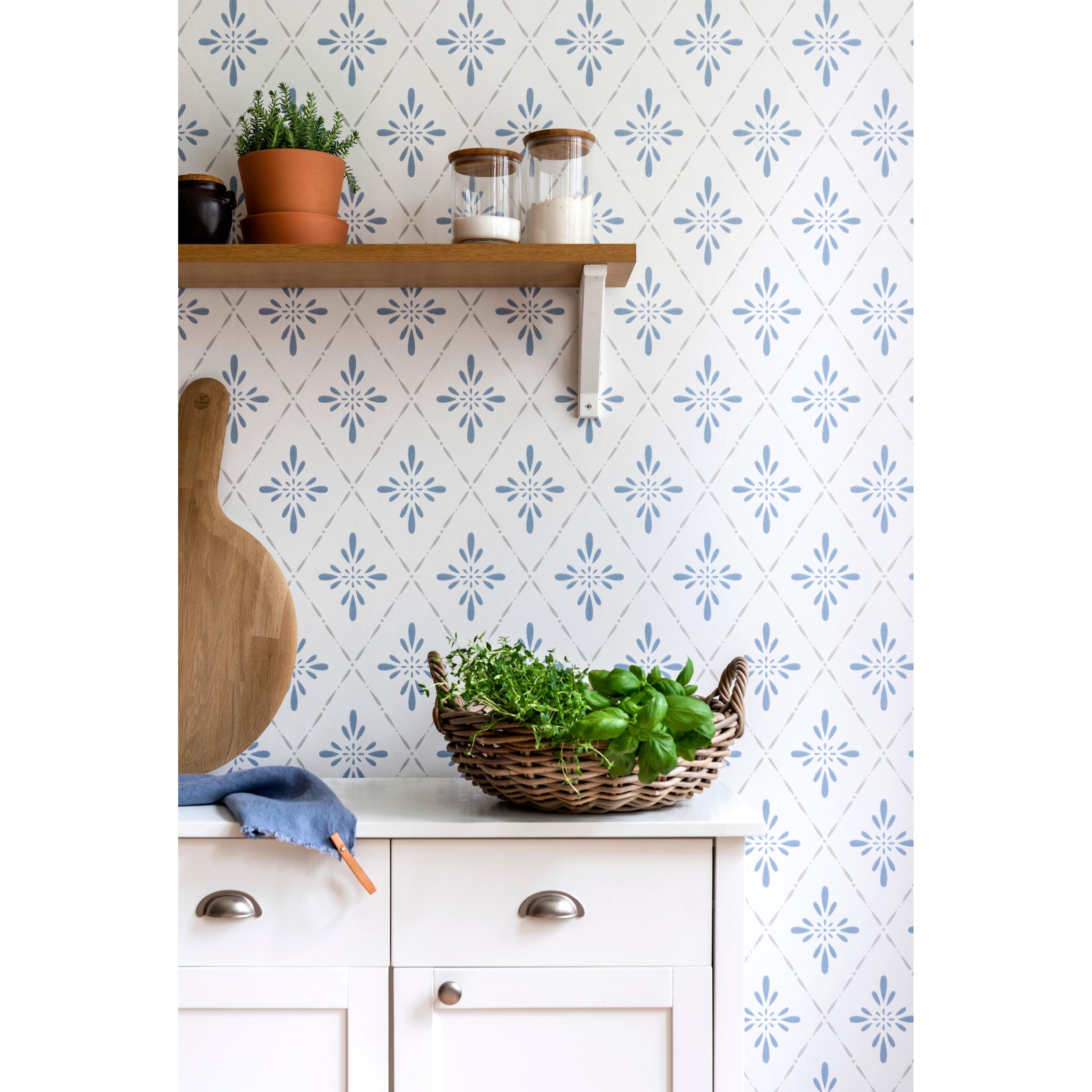 Ljungbacka, blå tapet från duro med geometriskt mönster i vit och blå. Från kollektionen Duro 1900. Nonwoven-material med rak mönsterpassning. Country-stil.