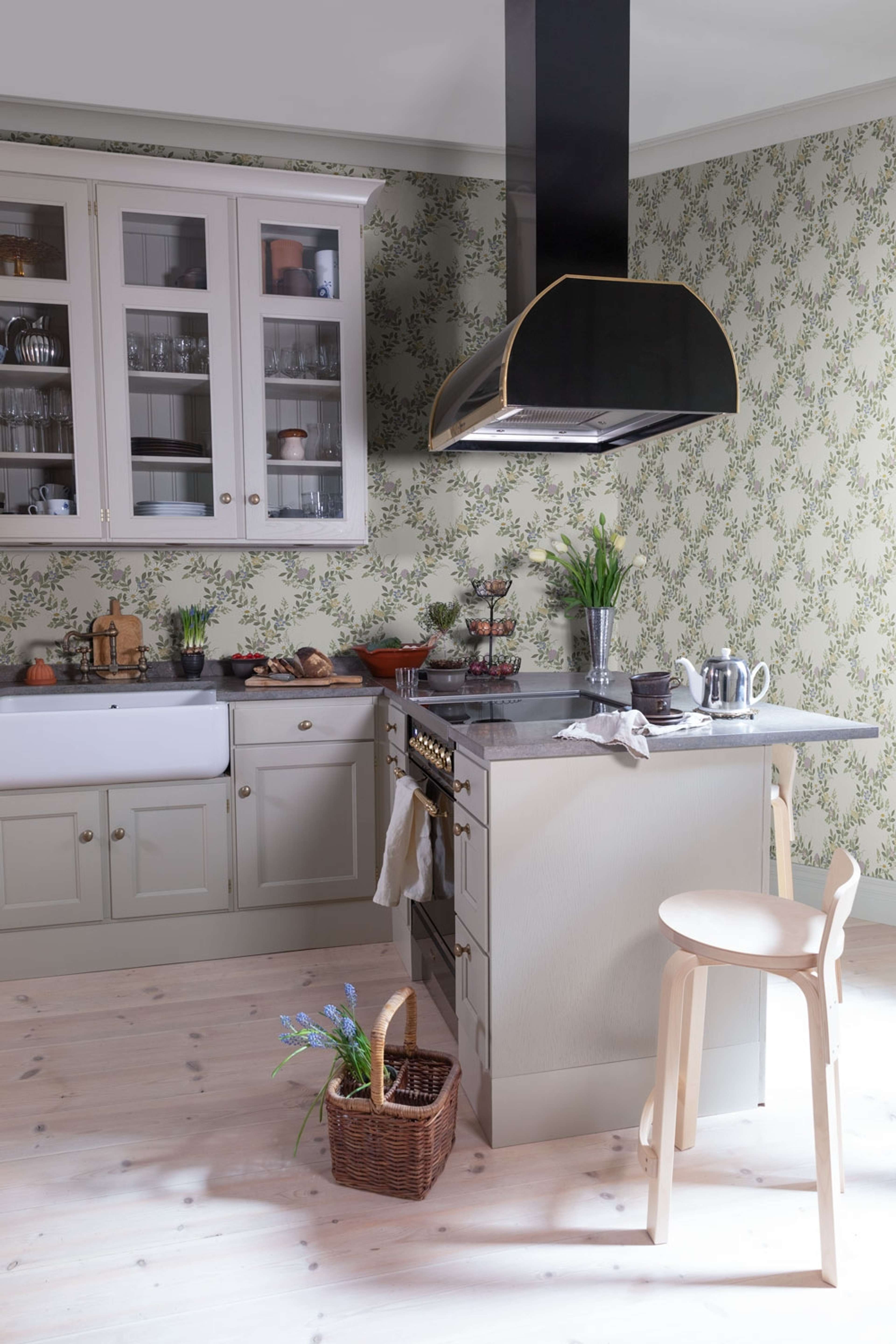Margareta, ljus tapet tapet med blommigt mönster i beige. Från kollektionen Örtagård. Nonwoven-material med rak passning. Country-stil.