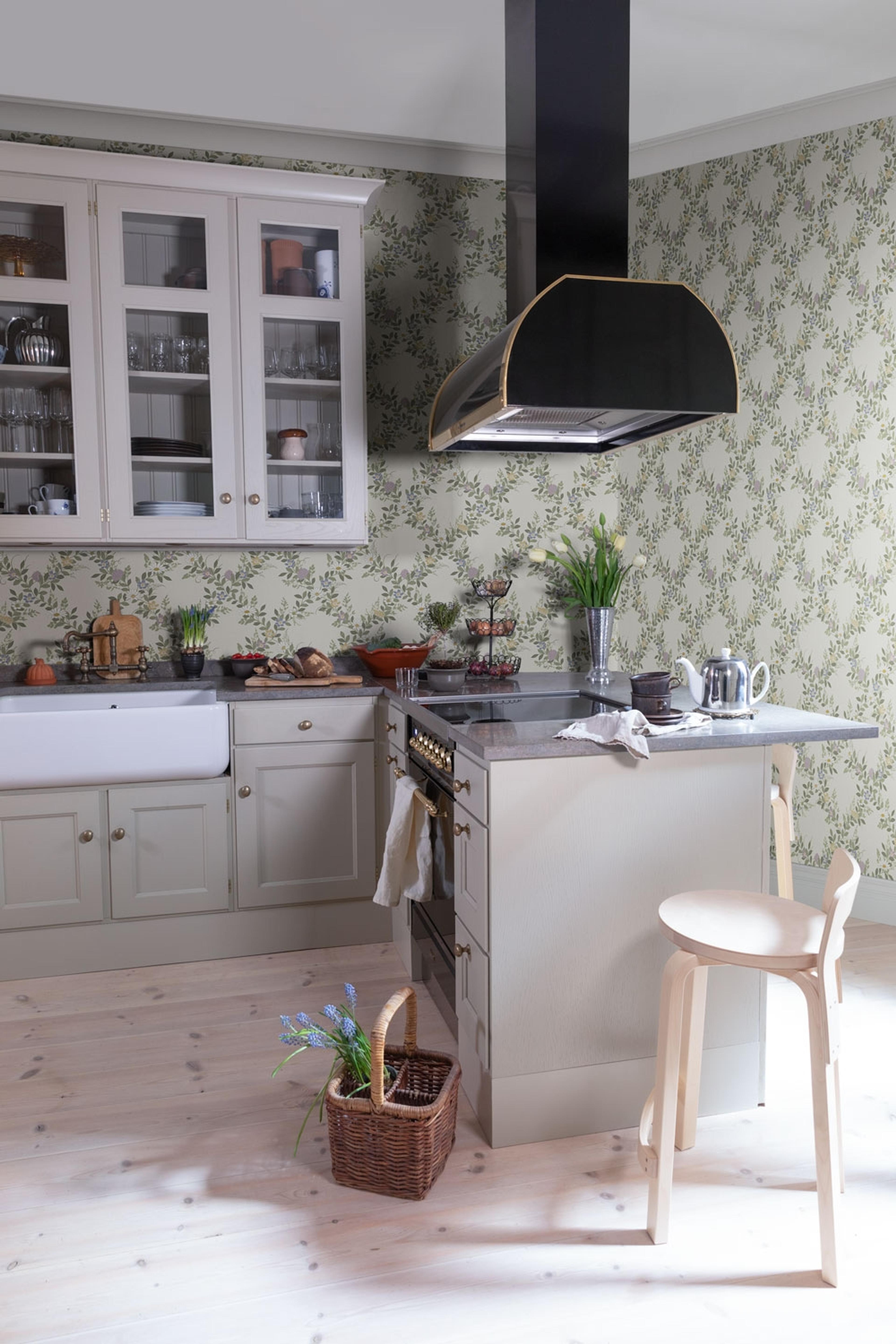 Margareta, ljus tapet tapet med blommigt mönster i beige. Från kollektionen Örtagård. Nonwoven-material med rak passning. Country-stil.