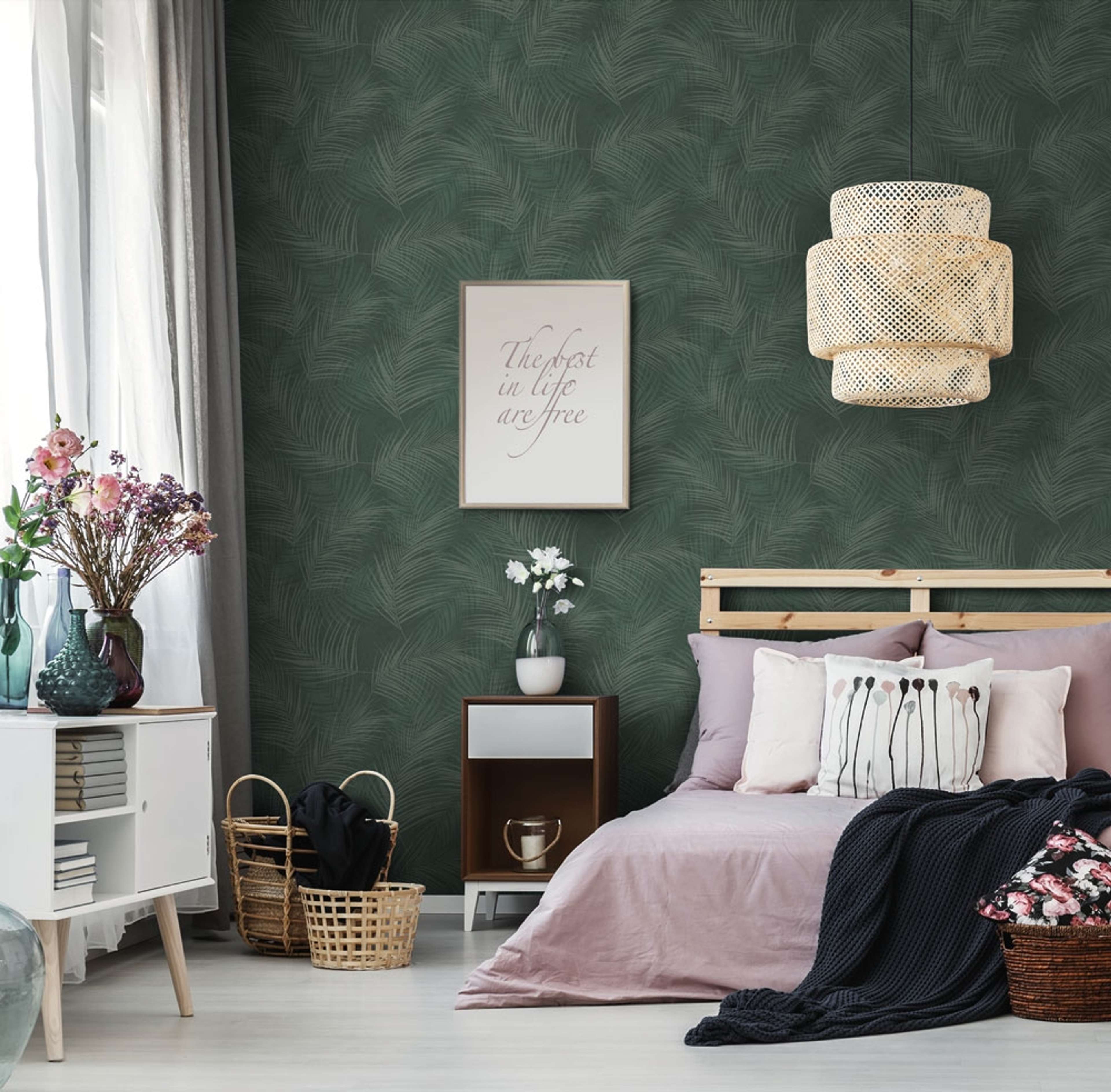 Palma tapet från Midbec med botaniskt mönster i grön. Från kollektionen Palma. Nonwoven-material med förskjuten passning. Passar i tonårsrum, kök och arbetsrum.