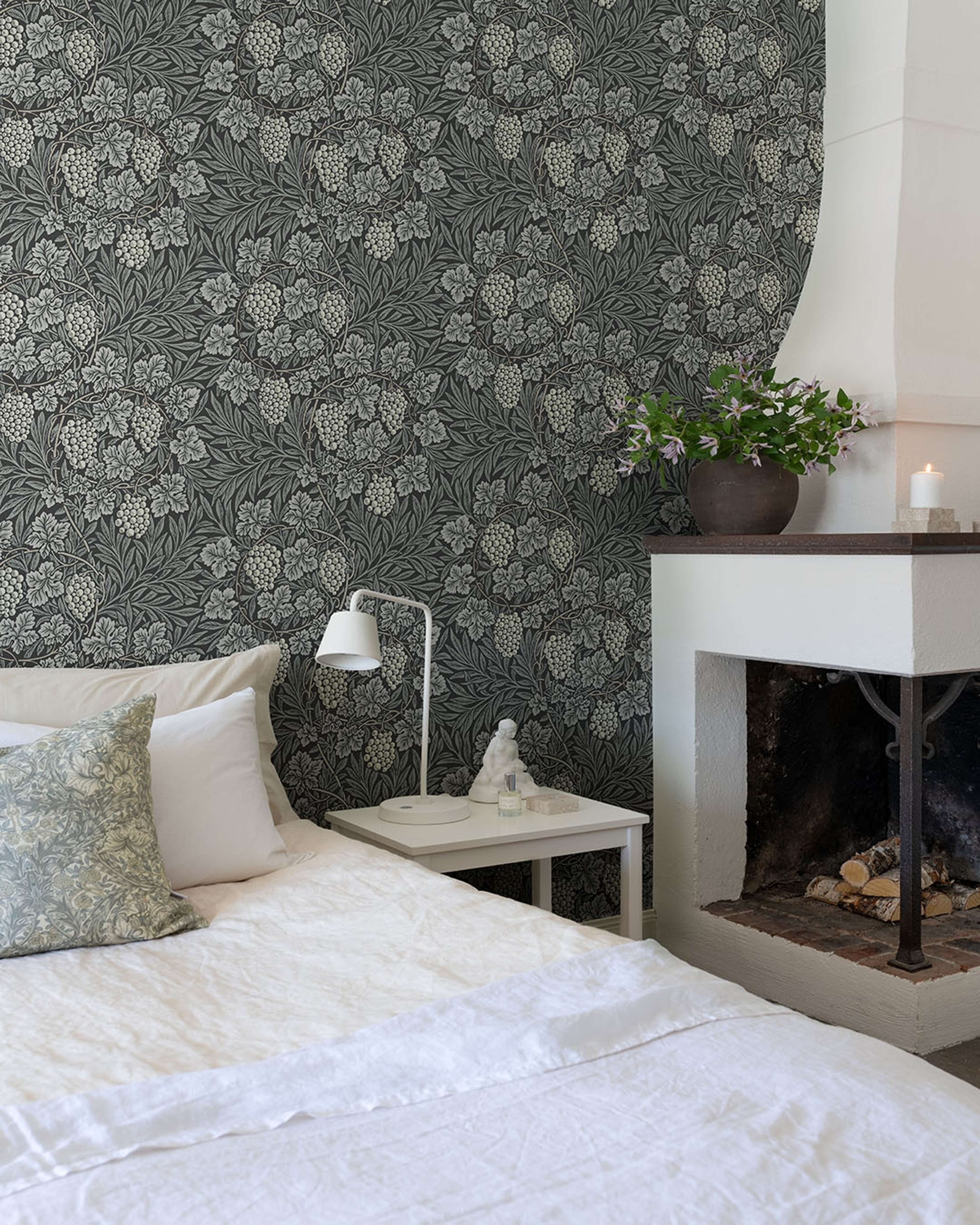 Vine, svart tapet tapet från Midbec med botaniskt, blommigt mönster i svart och blå. Från kollektionen Hidden Treasures vol 1. Nonwoven-material med rak passning.