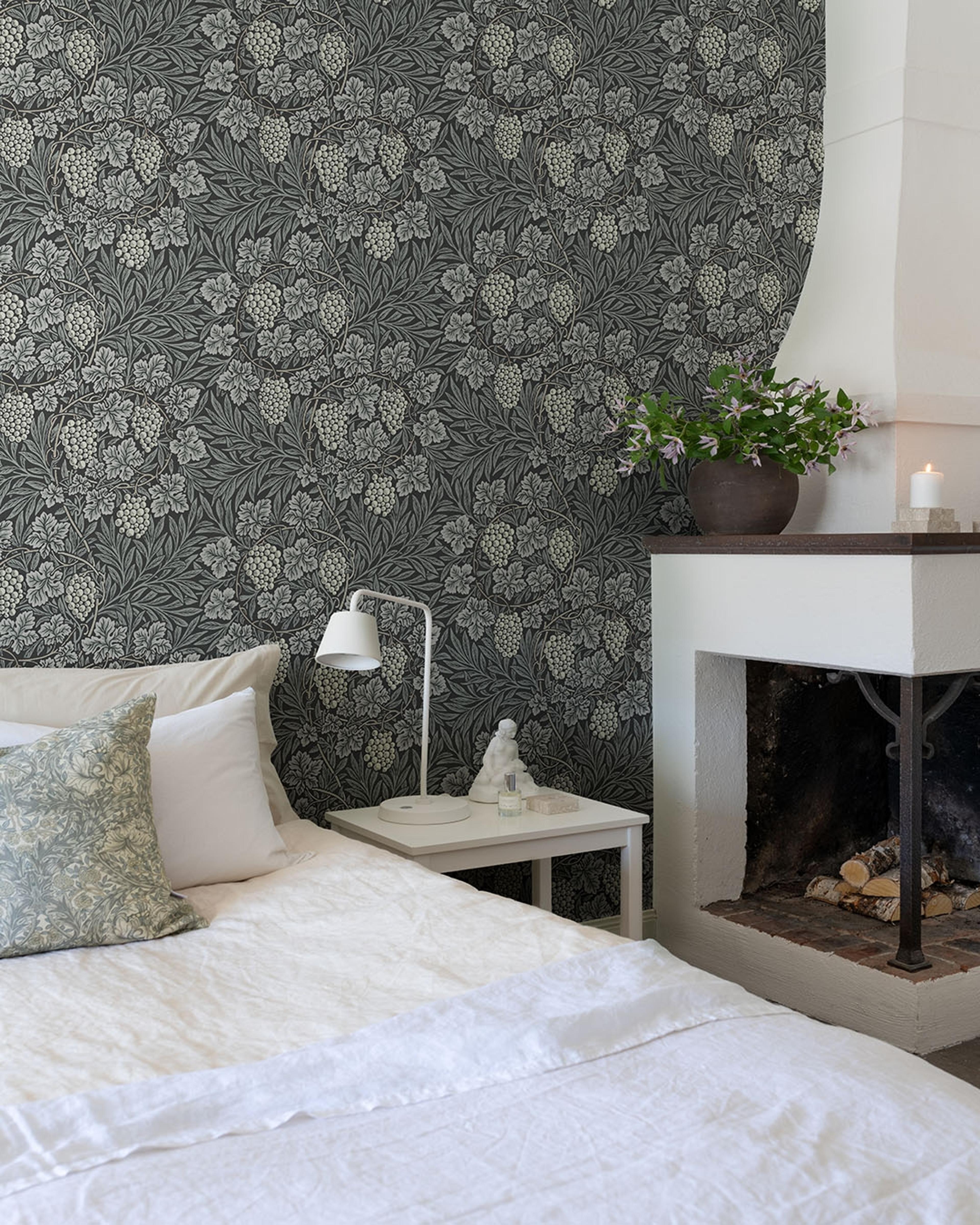 Vine, svart tapet tapet från Midbec med botaniskt, blommigt mönster i svart och blå. Från kollektionen Hidden Treasures vol 1. Nonwoven-material med rak passning.