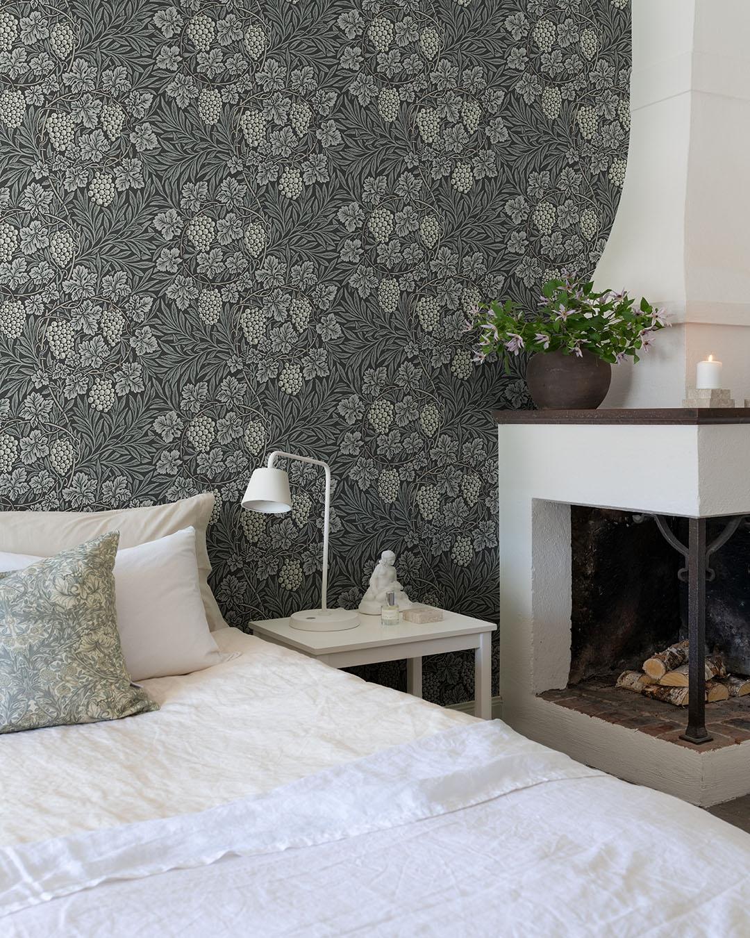 Vine, svart tapet tapet från Midbec med botaniskt, blommigt mönster i svart och blå. Från kollektionen Hidden Treasures vol 1. Nonwoven-material med rak passning.