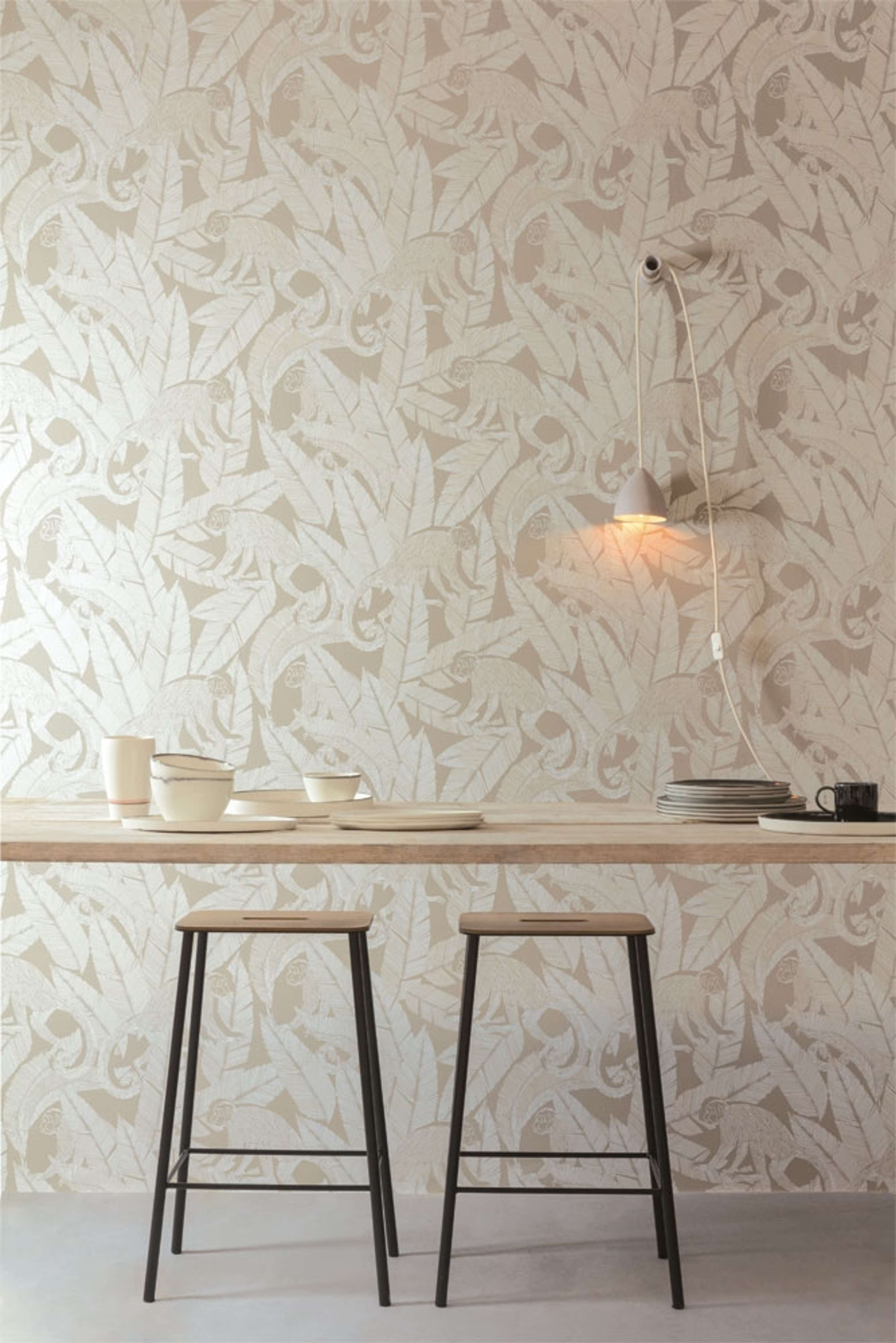 Monkey Desert tapet tapet från Midbec med djur, botaniskt mönster i beige. Från kollektionen Tribute. Nonwoven-material med förskjuten passning. Passar i vardagsrum, matsal och hall.