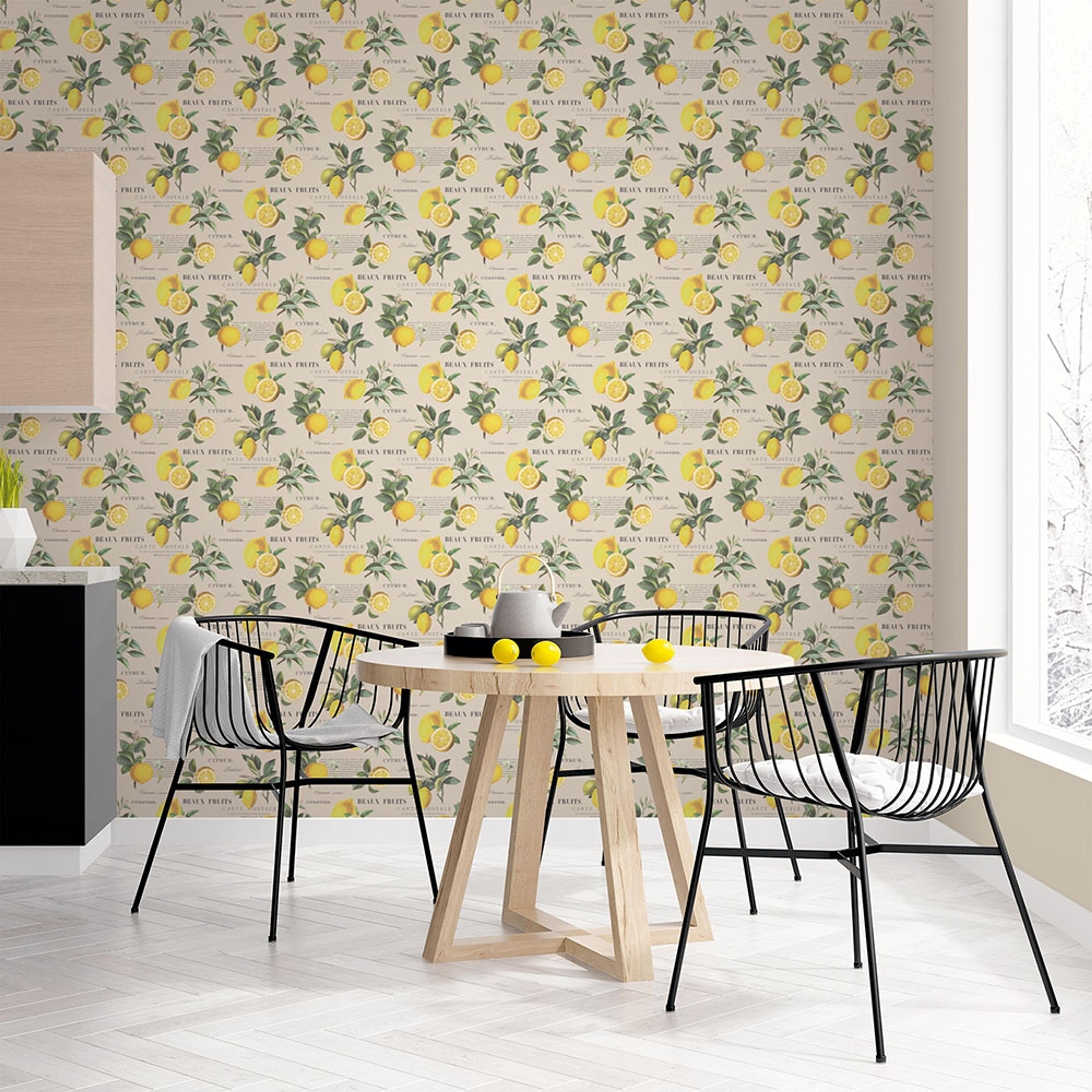 Citron Botanical tapet med text mönster i gul och beige. Från kollektionen Just Kitchens. Nonwoven-material med rak passning.