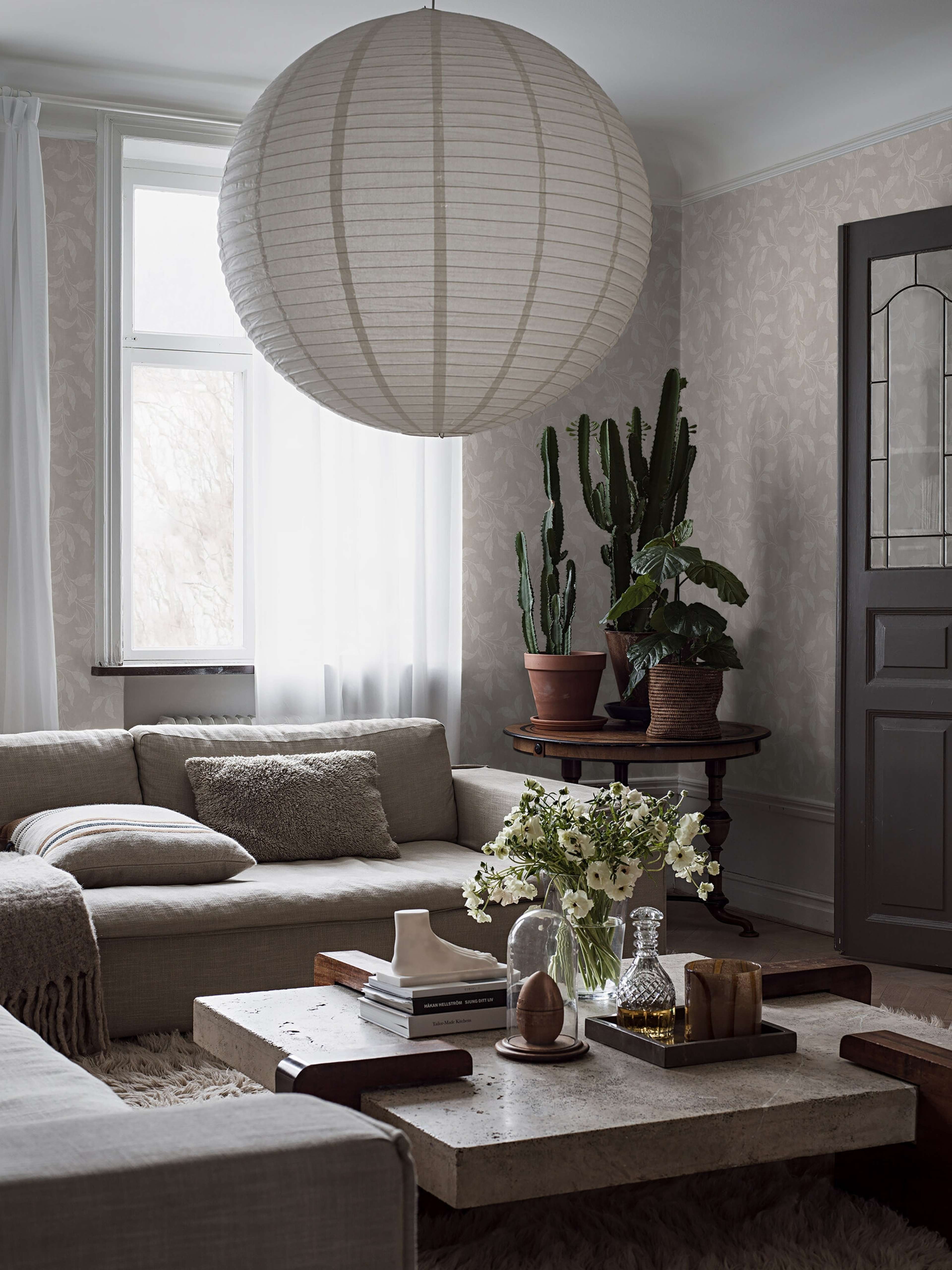 Rosewood Night tapet tapet från Boråstapeter med botaniskt mönster i beige. Från kollektionen Dreamy Escape. Nonwoven-material med rak passning. Passar i vardagsrum och matsal.