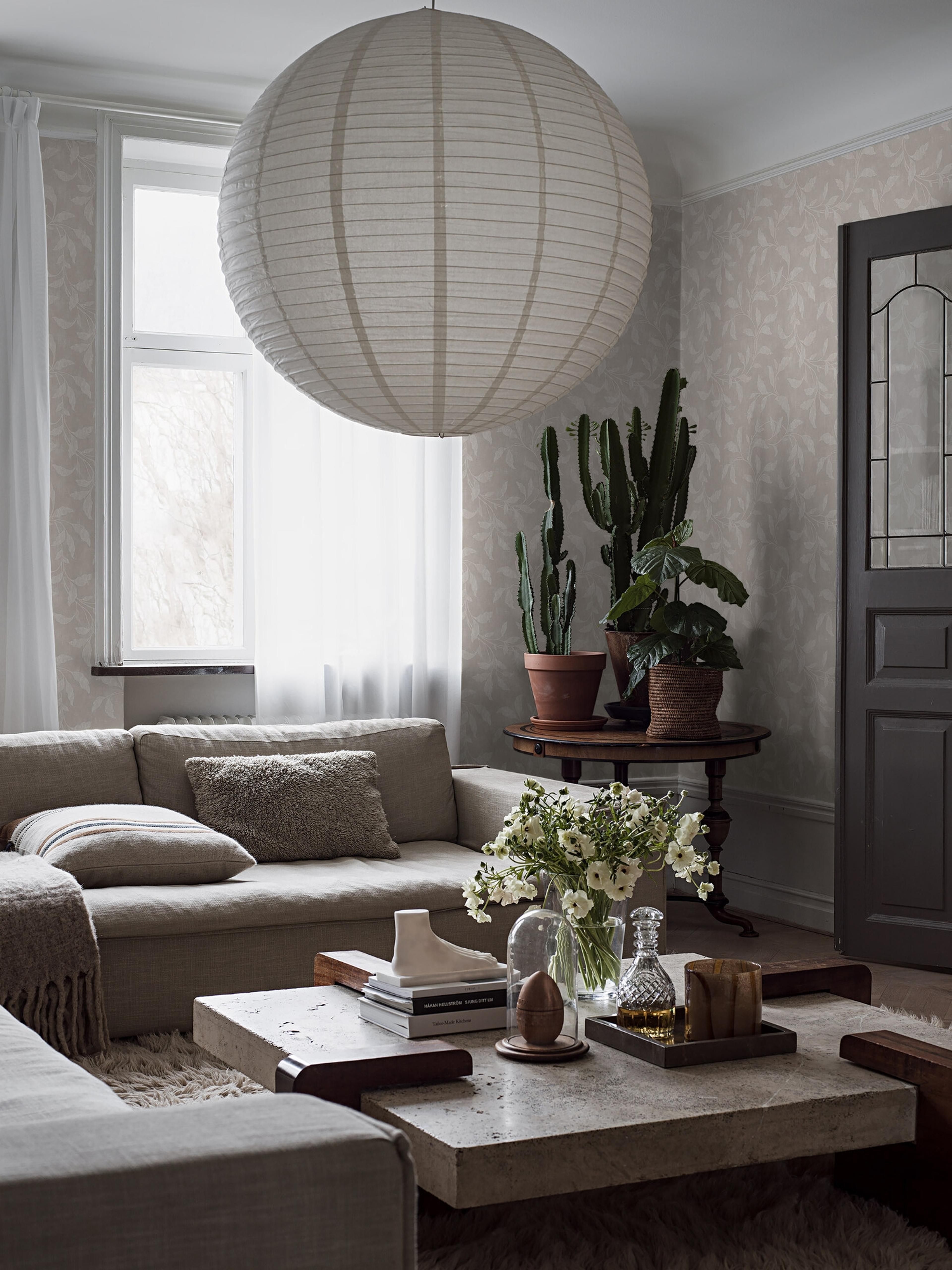 Rosewood Night tapet tapet från Boråstapeter med botaniskt mönster i beige. Från kollektionen Dreamy Escape. Nonwoven-material med rak passning. Passar i vardagsrum och matsal.
