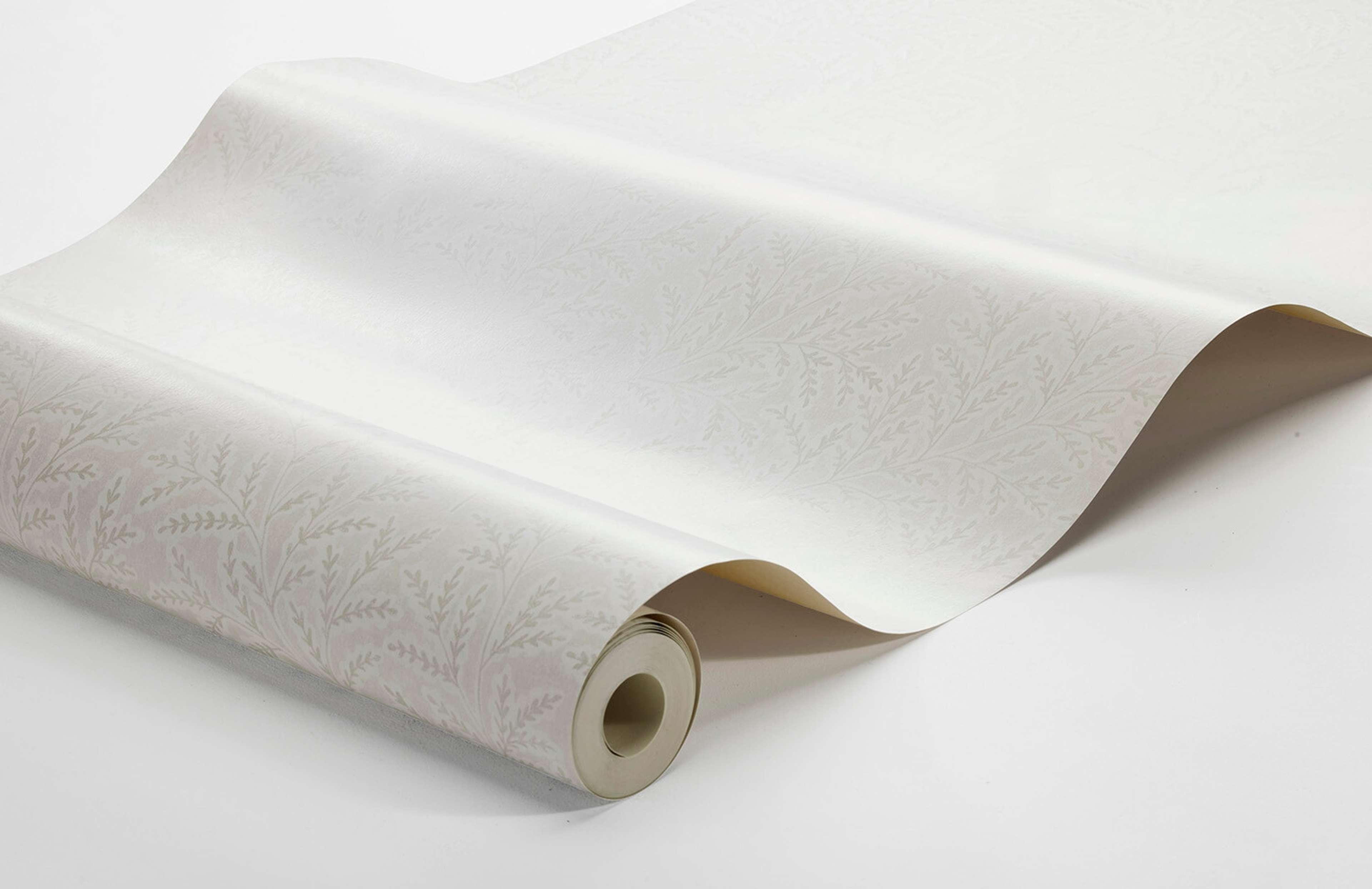 Molly´s Meadow  varma toner av vitt och gråbeige tapet med botaniskt mönster i vit. Från kollektionen Cottage Garden. Nonwoven-material med förskjuten passning. Passar i vardagsrum, matsal och hall.