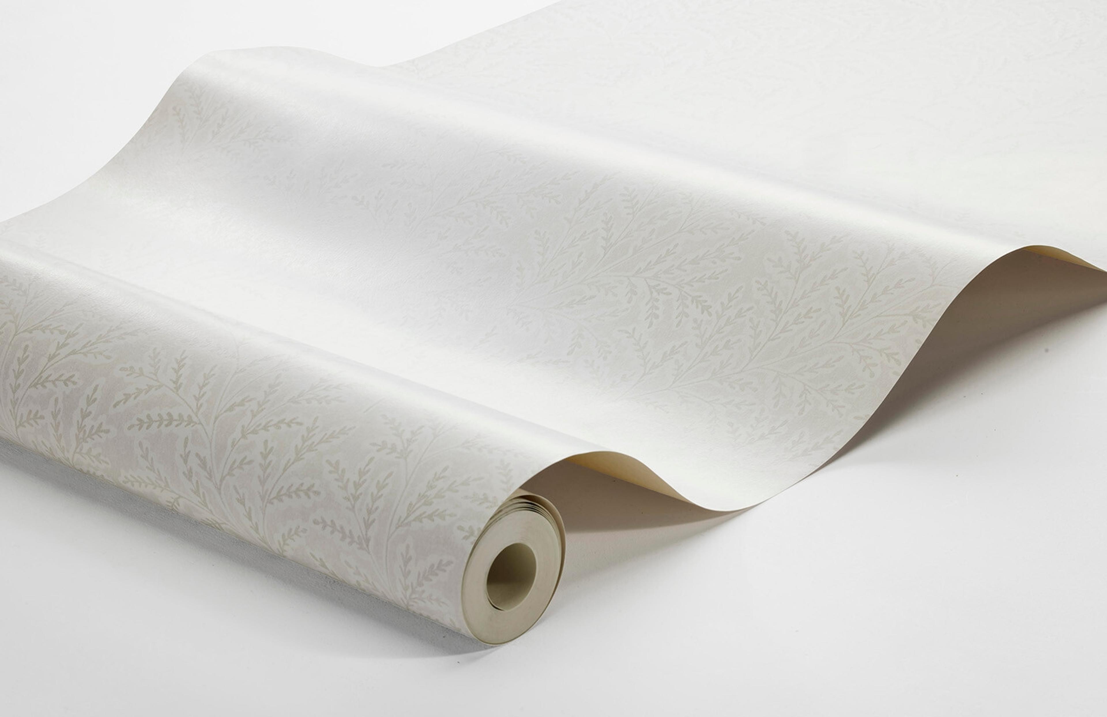 Molly´s Meadow  varma toner av vitt och gråbeige tapet med botaniskt mönster i vit. Från kollektionen Cottage Garden. Nonwoven-material med förskjuten passning. Passar i vardagsrum, matsal och hall.
