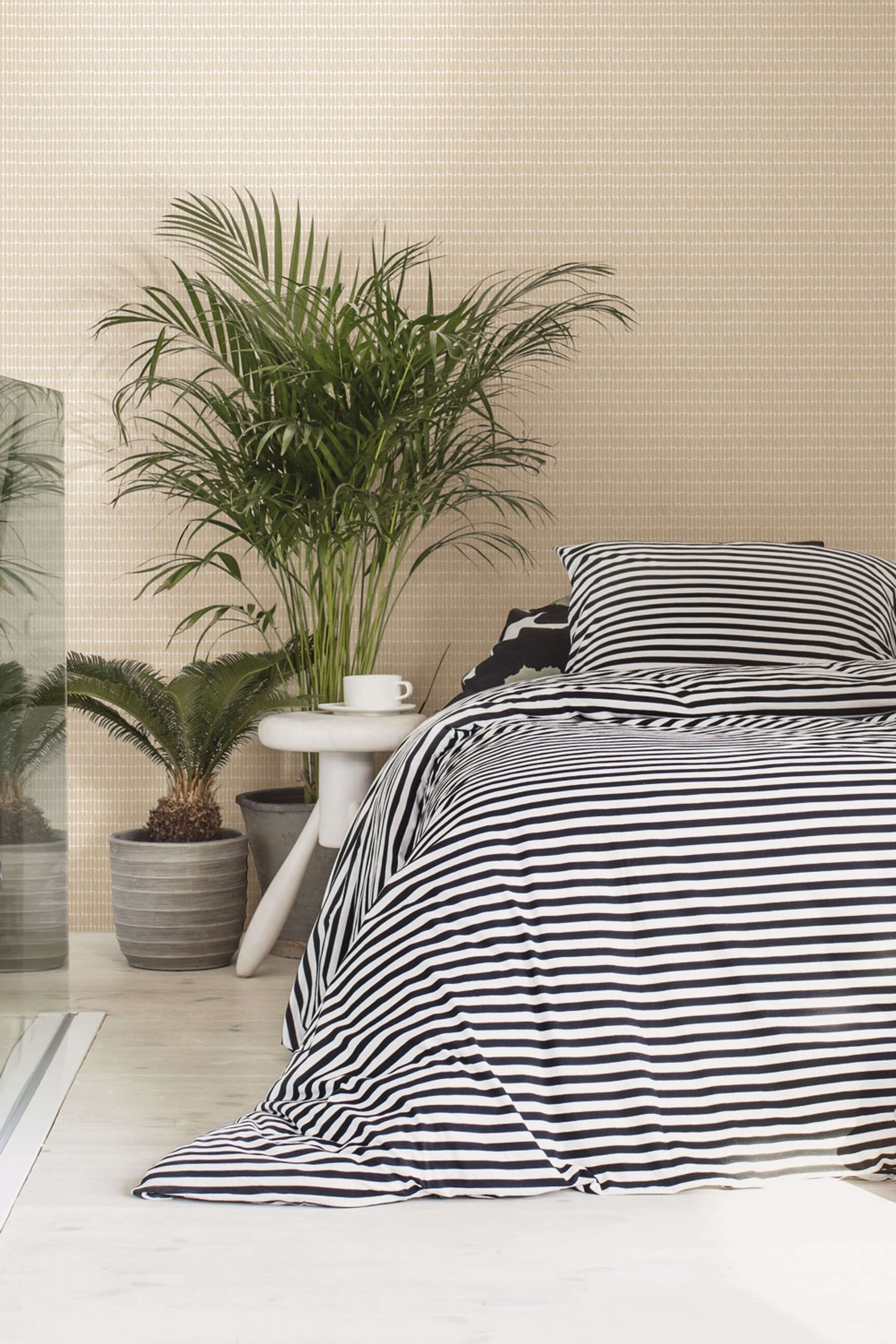 Alku tapet med grafiskt mönster i beige. Från kollektionen Marimekko 6. Nonwoven-material med rak passning.