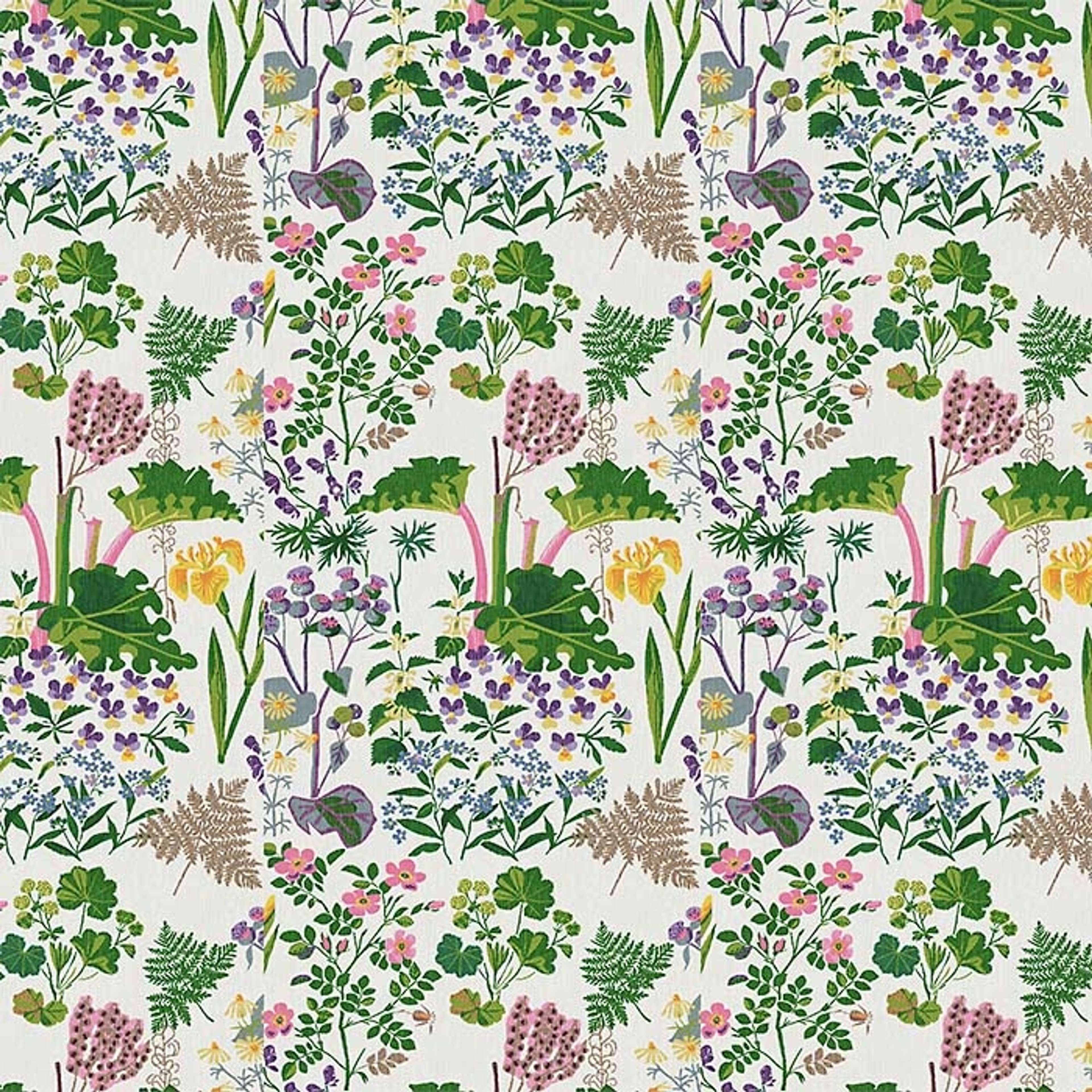 Rabarber, ljus botten tapet från Boråstapeter med botaniskt, retro mönster i vit, rosa och grön. Från kollektionen Scandinavian Designers II. Nonwoven-material med förskjuten passning. Vintage, country-stil.