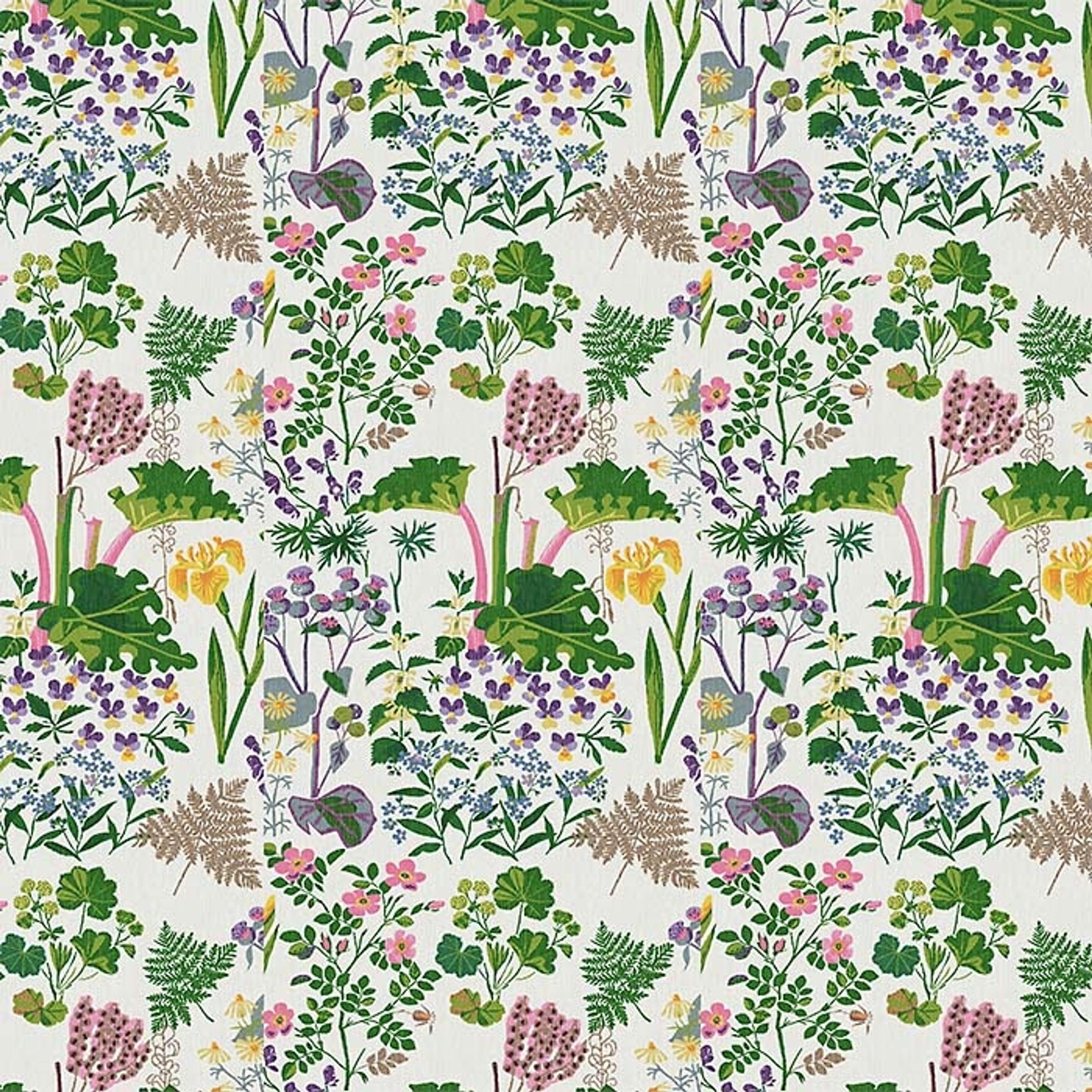 Rabarber, ljus botten tapet från Boråstapeter med botaniskt, retro mönster i vit, rosa och grön. Från kollektionen Scandinavian Designers II. Nonwoven-material med förskjuten passning. Vintage, country-stil.
